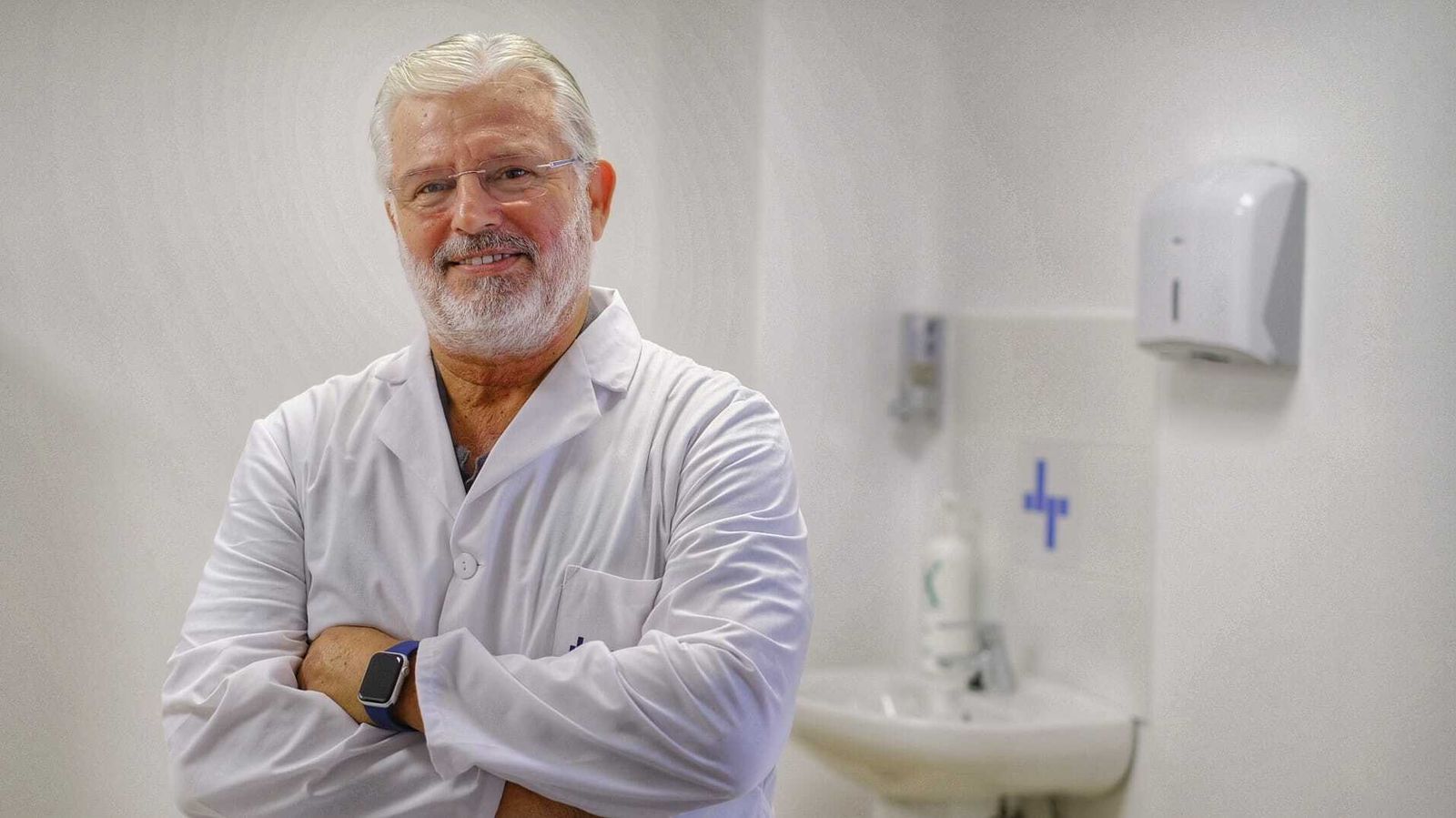 El doctor Jorge Muñoz, en su consulta de Ginecología del hospital de San Rafael.