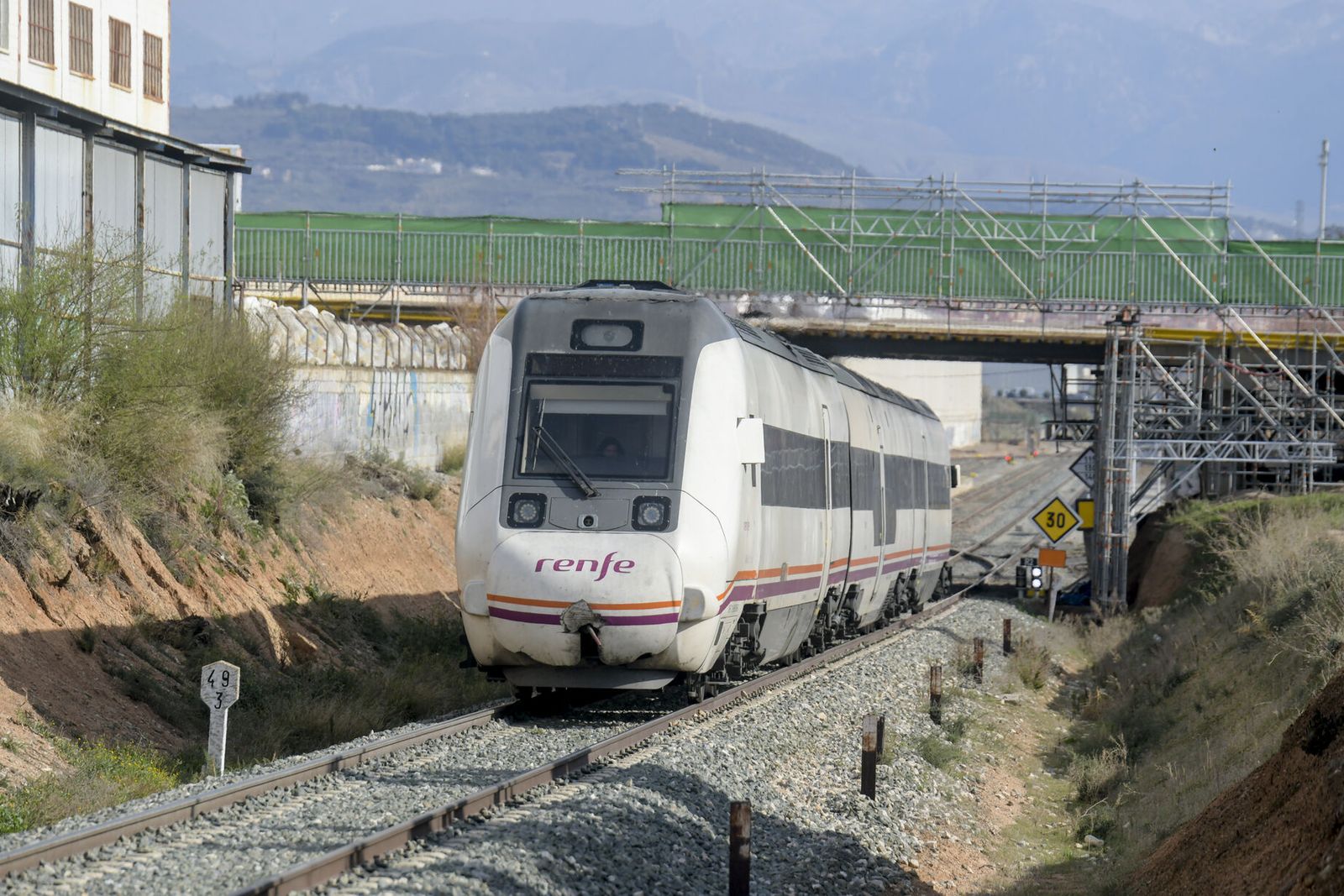 Un tren convencional circula por la línea Granada-Moreda en sentido Almería