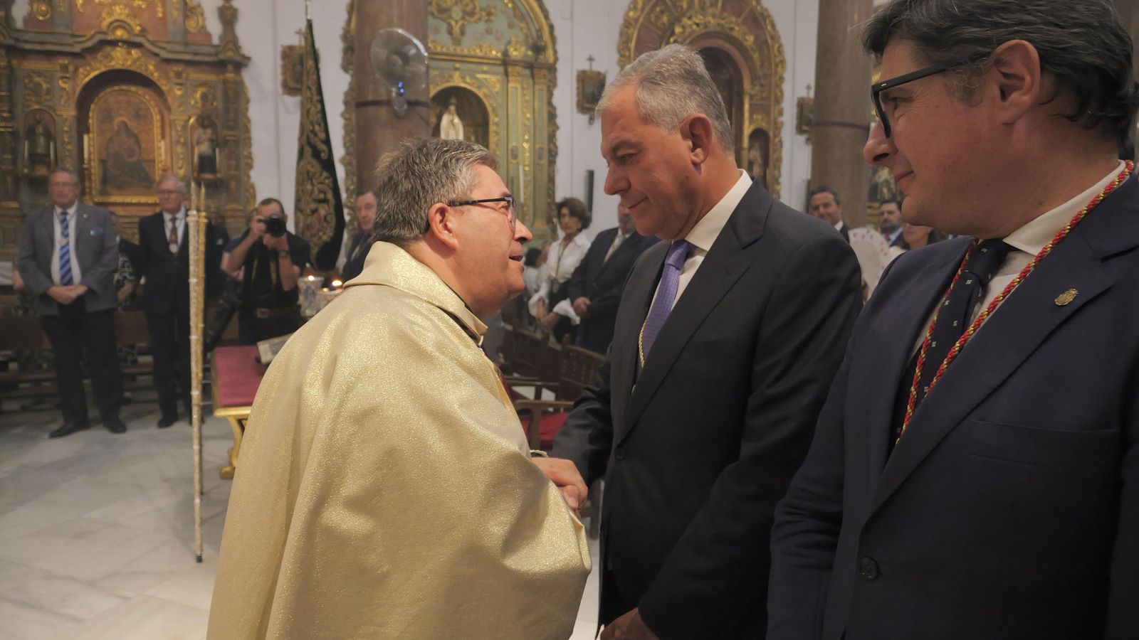 Marcelino Manzano saluda al alcalde durante la misa