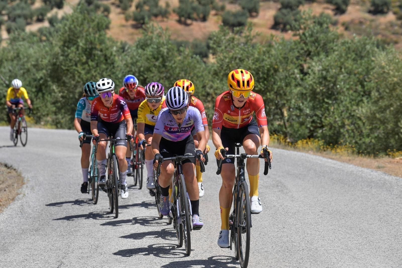 Las ciclistas tuvieron que enfrentarse a las fuertes temperaturas de la provincia durante esta segunda etapa que finalizó en Otura.