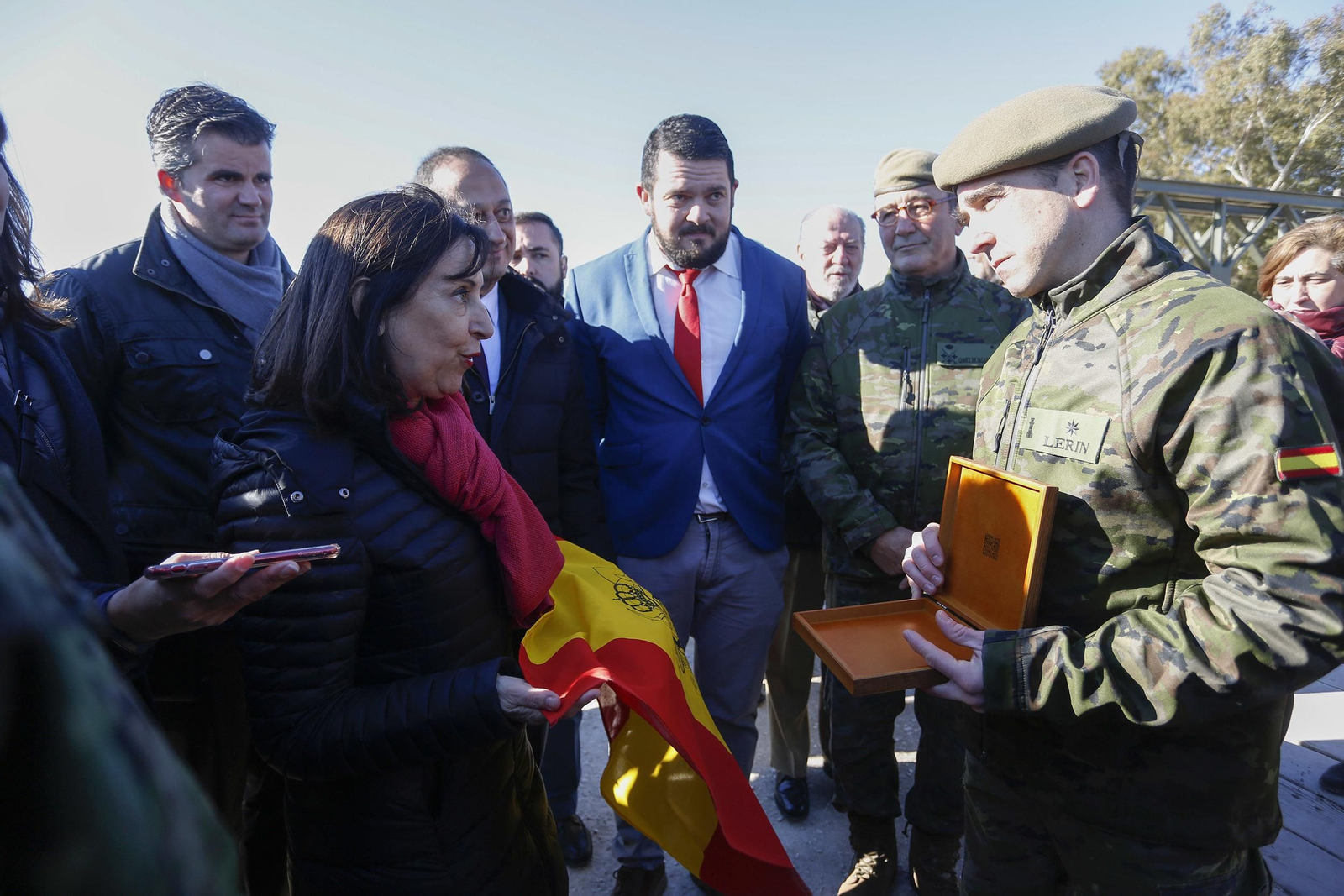 La visita de la ministra de Defensa a los puentes de Casariche y El Rubio, en imágenes