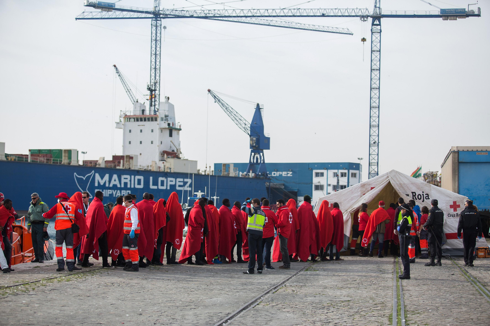 Inmigrantes, a su llegada al puerto de Málaga.