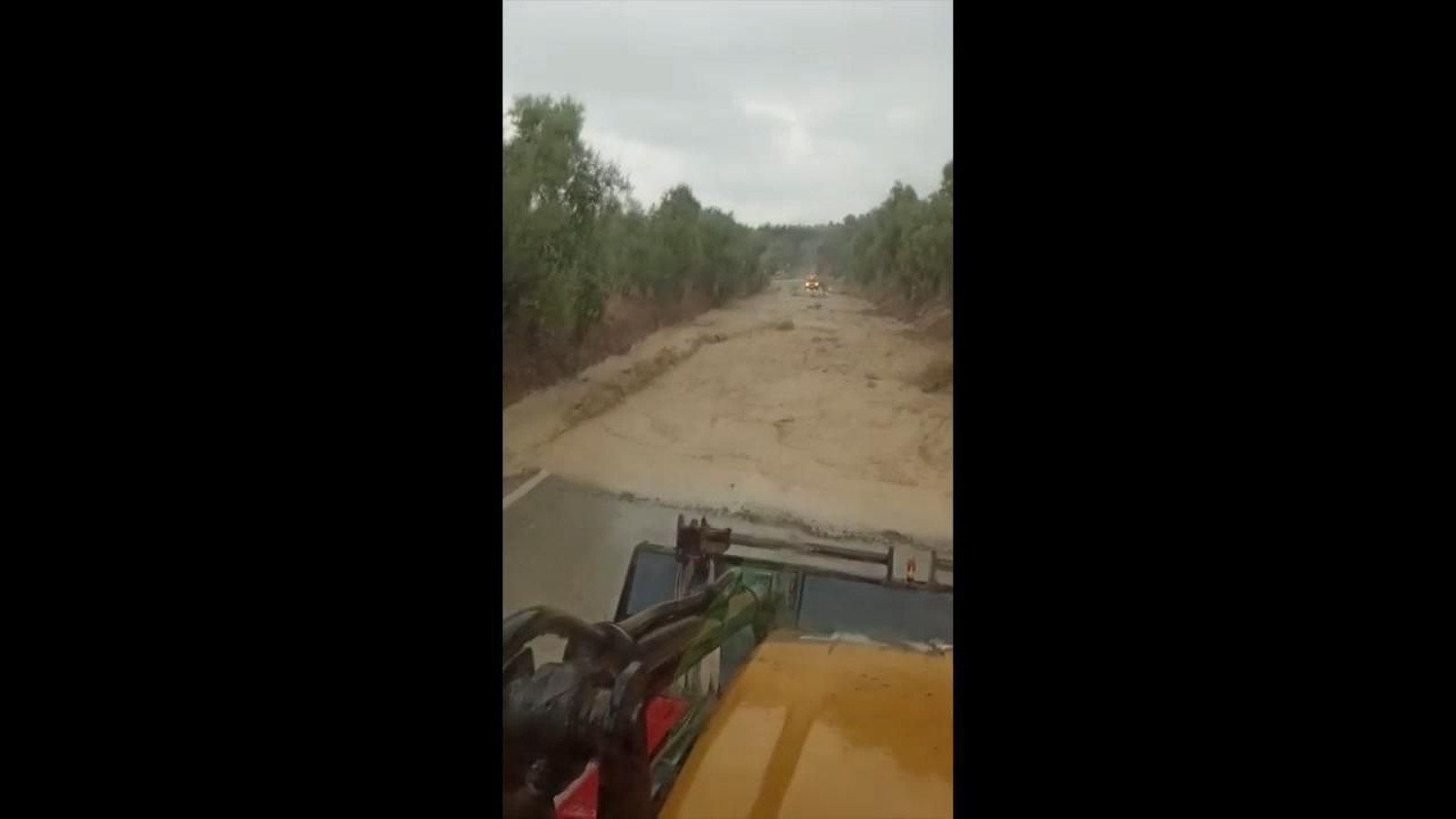 Carretera que une Cuevas Bajas con Villanueva de Algaidas cortada por el agua. Carretera que une Cuevas Bajas con Villanueva de Algaidas cortada por el agua.