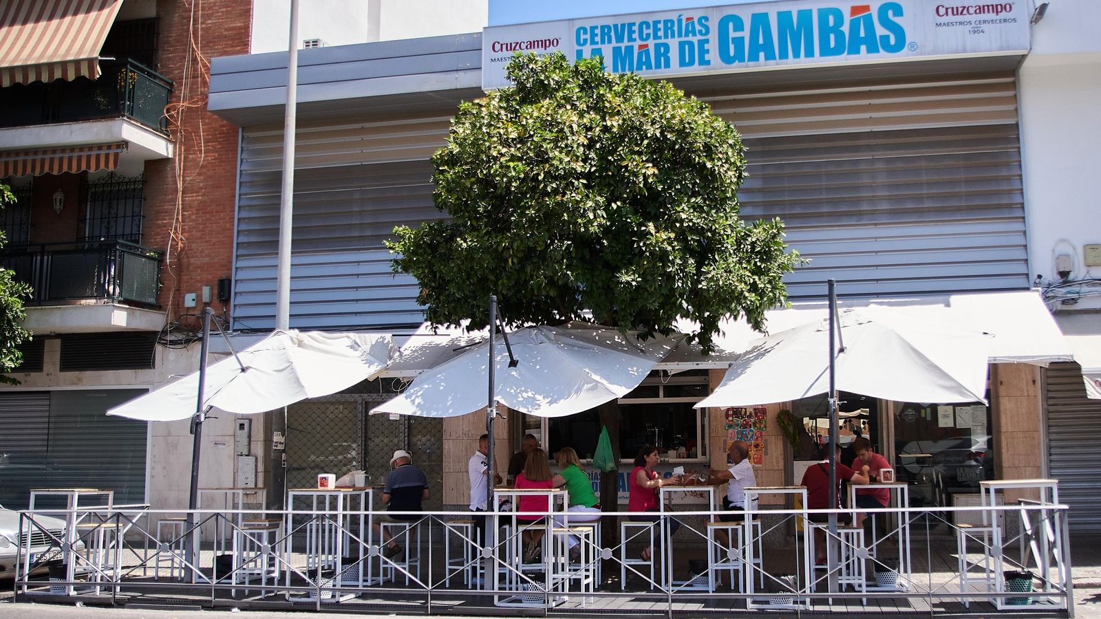 Terraza de un bar de Sevilla ampliada en la pandemia sobre un aparcamiento.