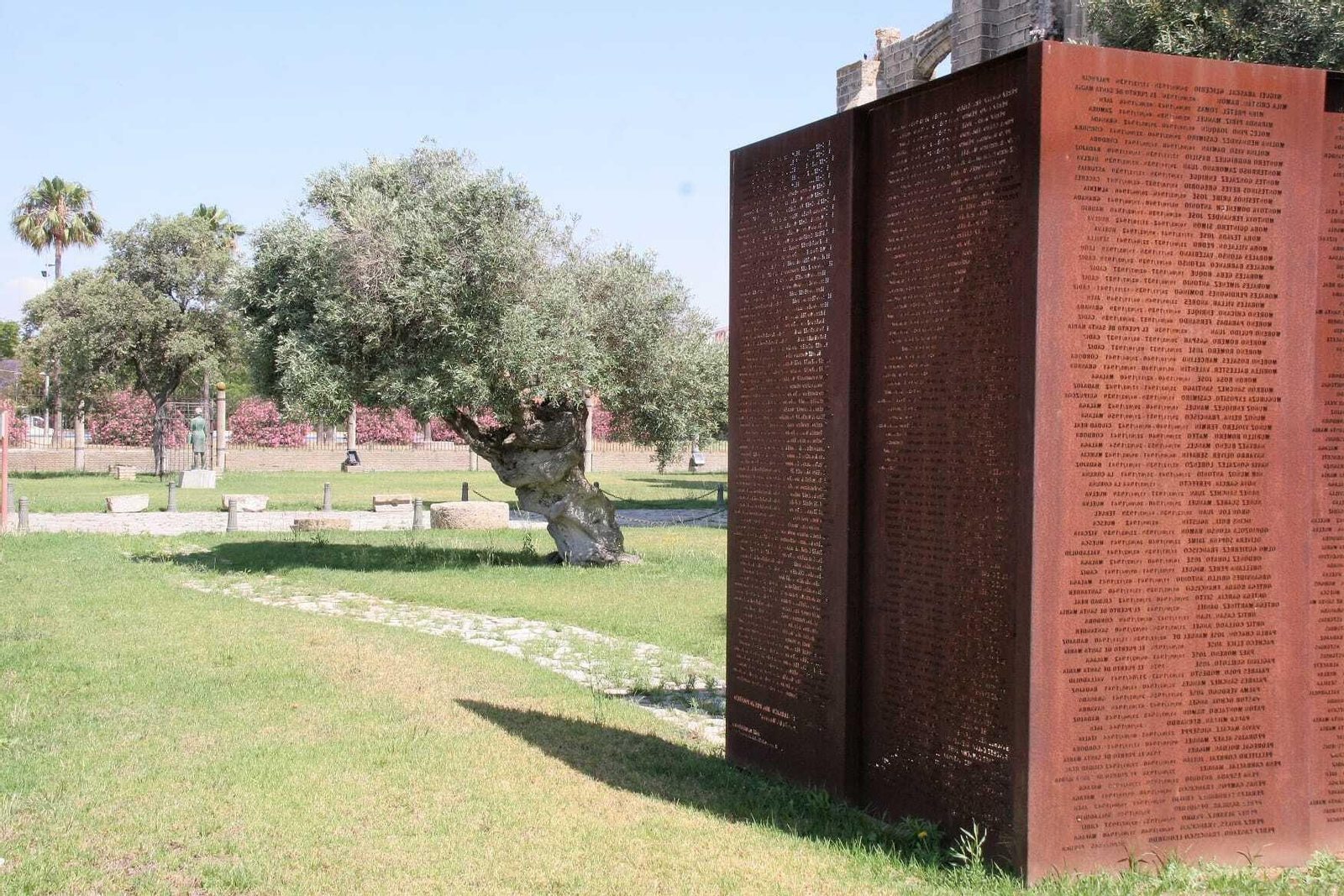 El memorial levantado en el antiguo Penal, donde figuran los nombres de los represaliados en la guerra civil y la posguerra.