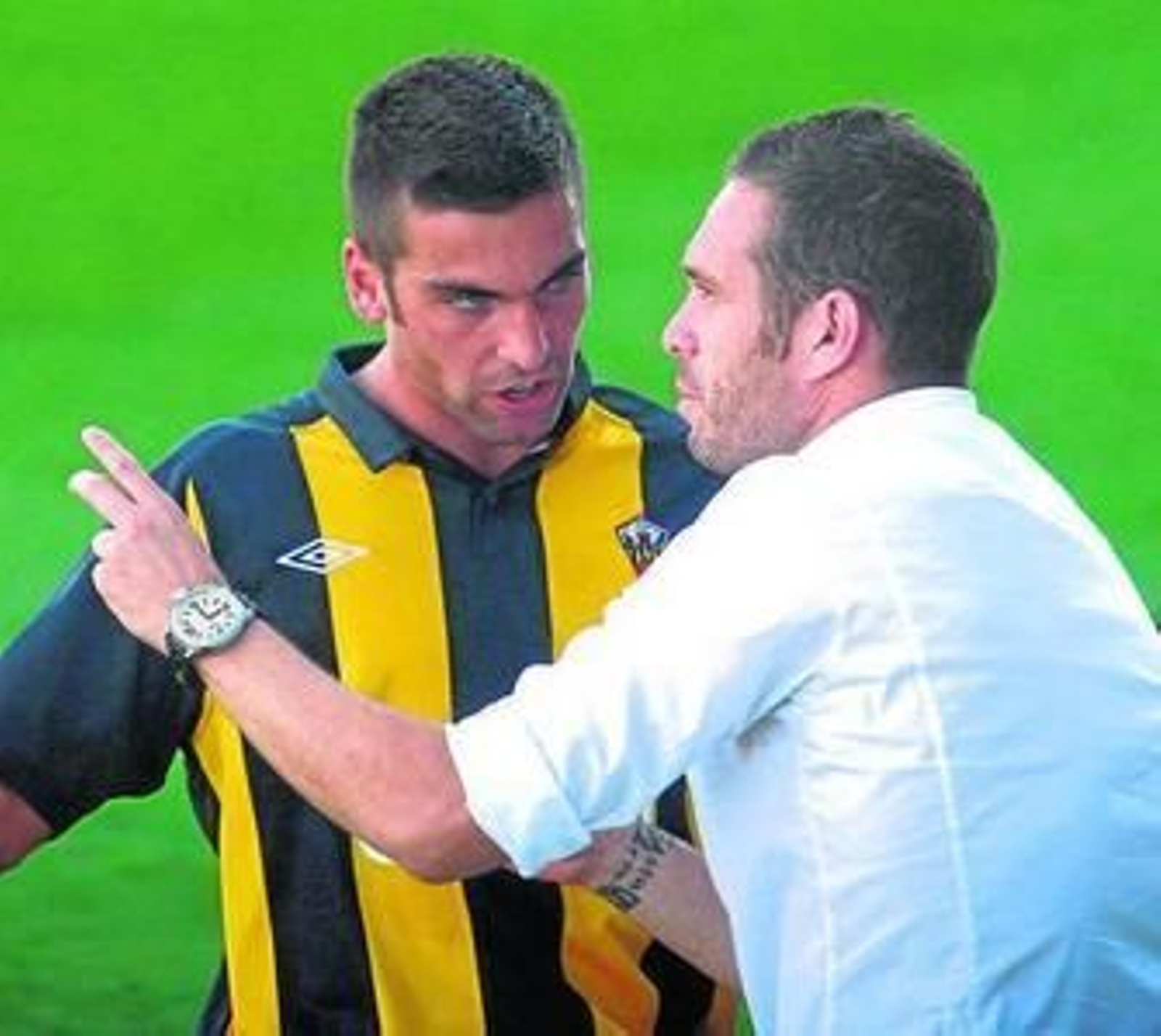 Tevenet da instrucciones ayer a uno de sus hombres.