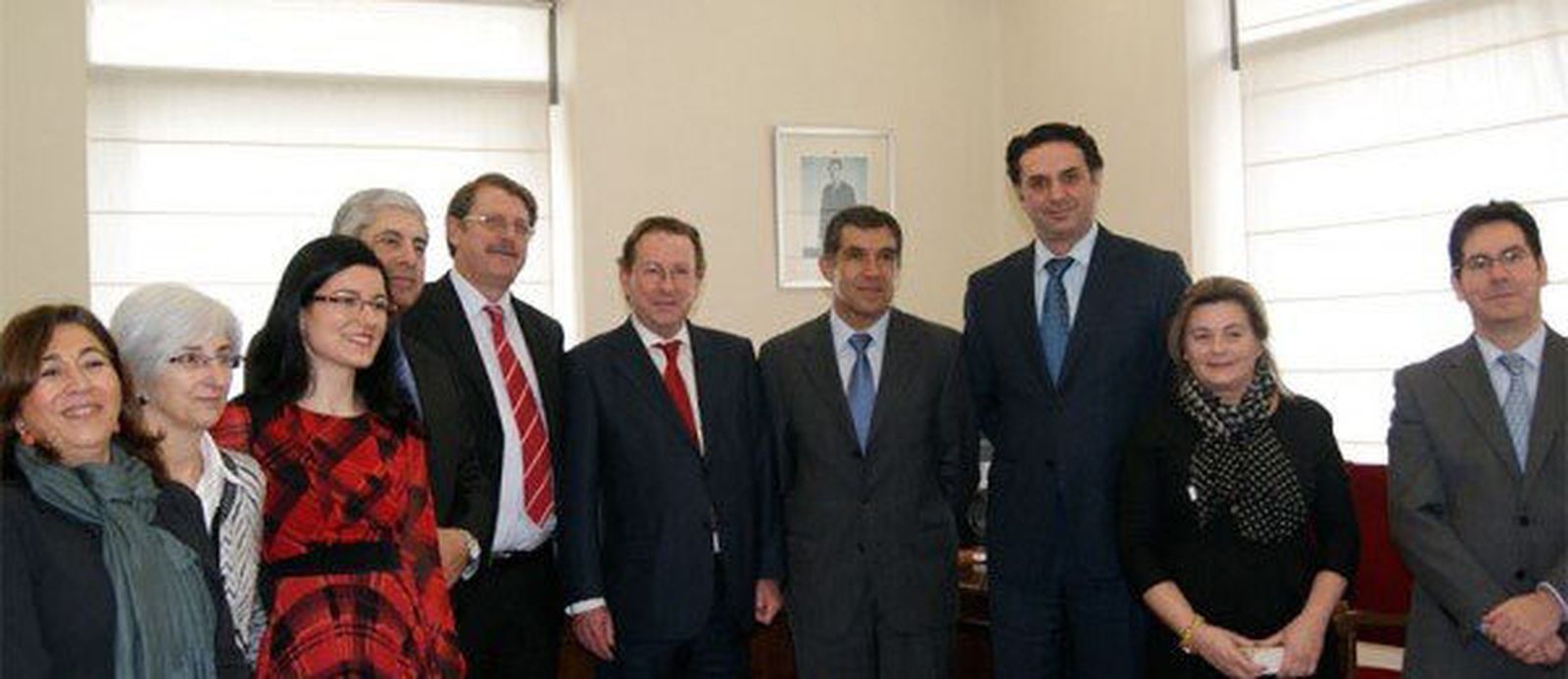 La ex secretaria judicial (primera por la derecha) durante la inauguración del juzgado en 2014