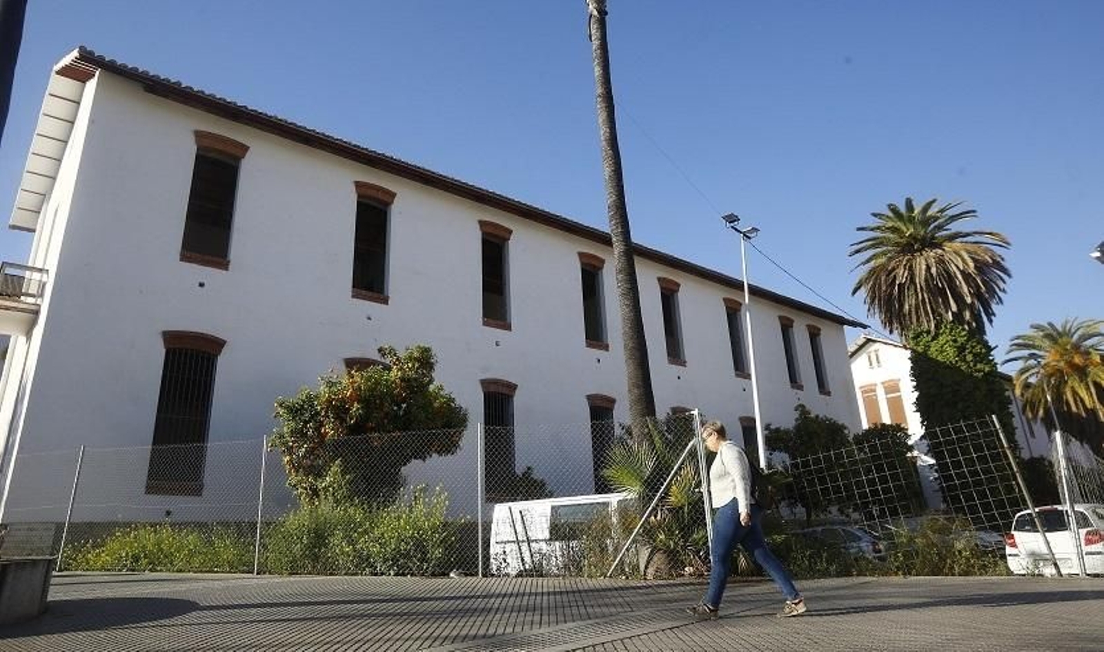 Edificio del Centro de Emergencia Habitacional.