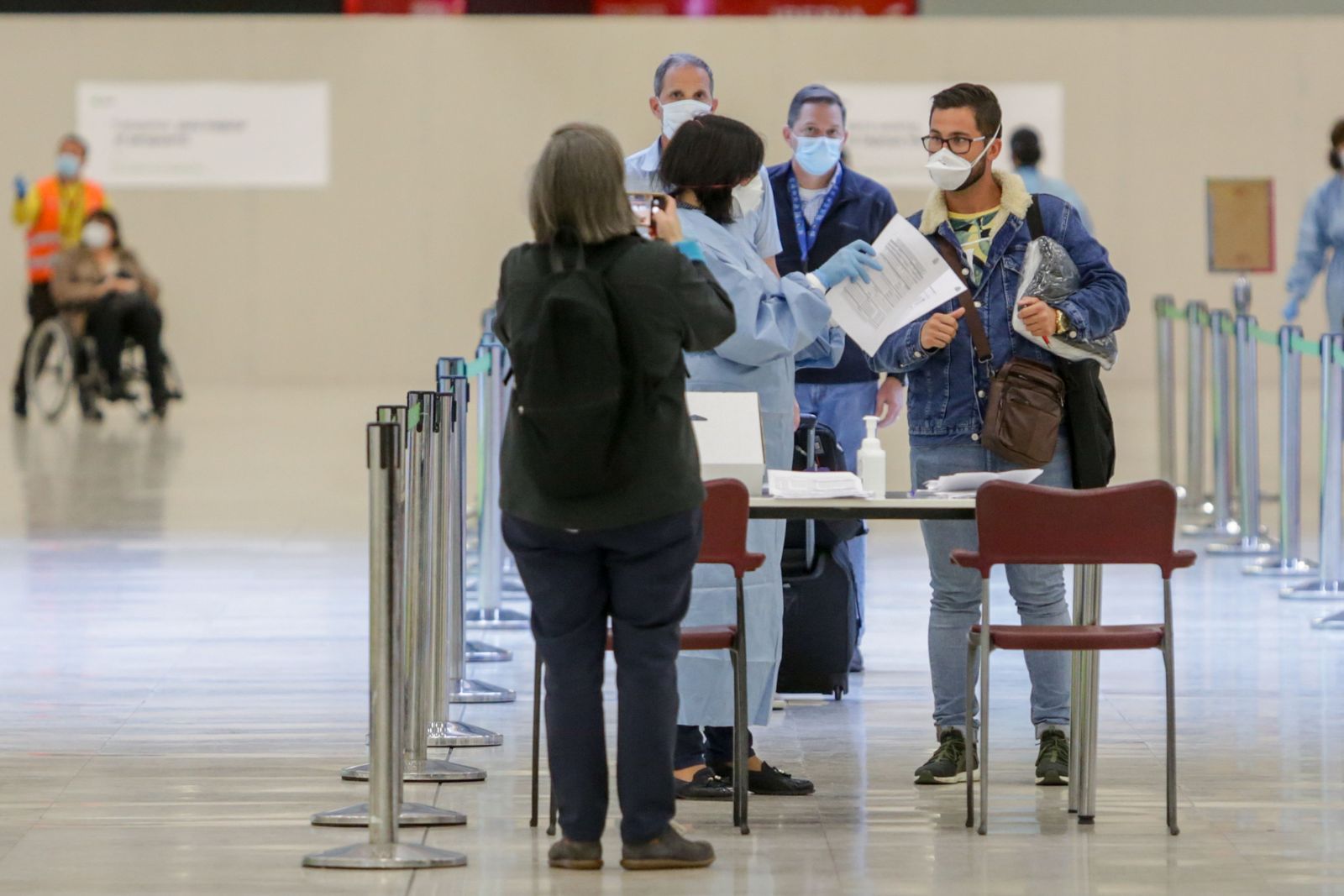 Controles en el aeropuerto e Barajas, este viernes.