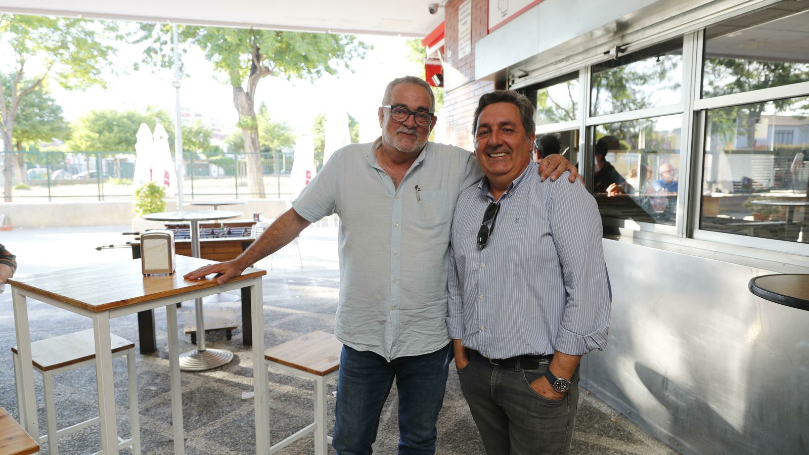 Faustino Escobar, junto al hostelero Ángel Jiménez, en su local de los comerciales de Santa Clara.