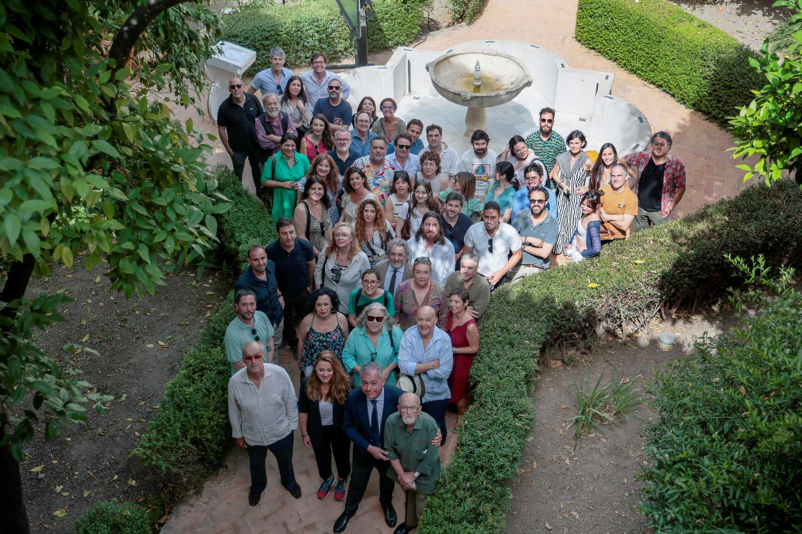 El alcalde con los artistas y galeristas ayer en Santa Clara.