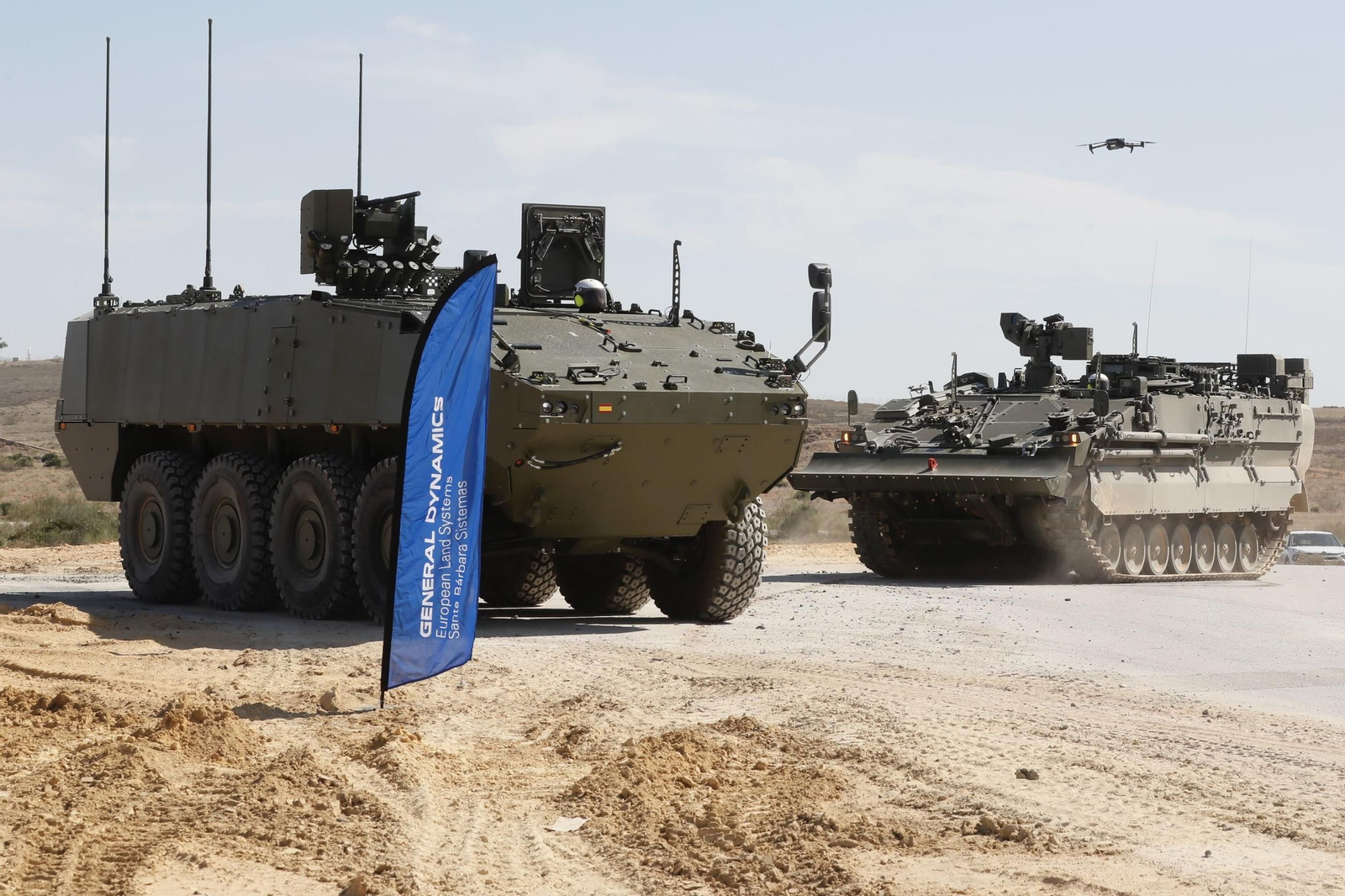Dos vehículos de combate fabricados por GDELS-Santa Bárbara en la pista de pruebas de Alcalá de Guadaíra.