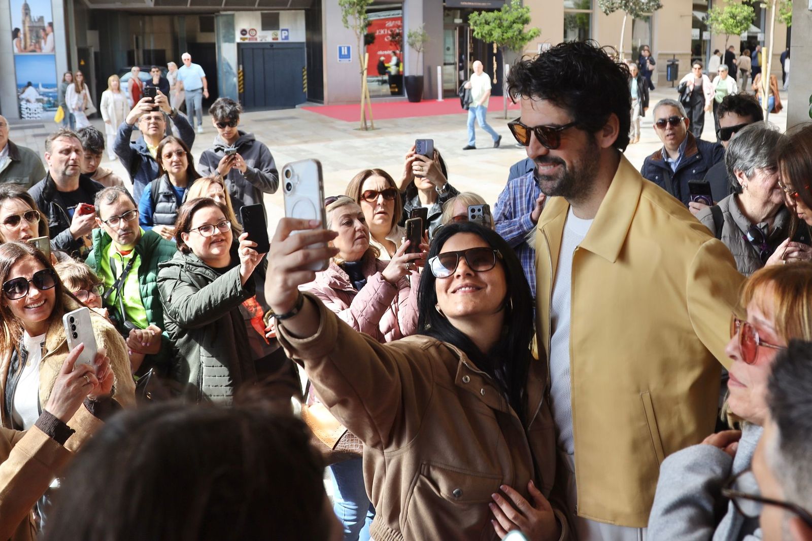 Miguel Ángel Muñoz durante el Festival de Málaga rodeado de fans.