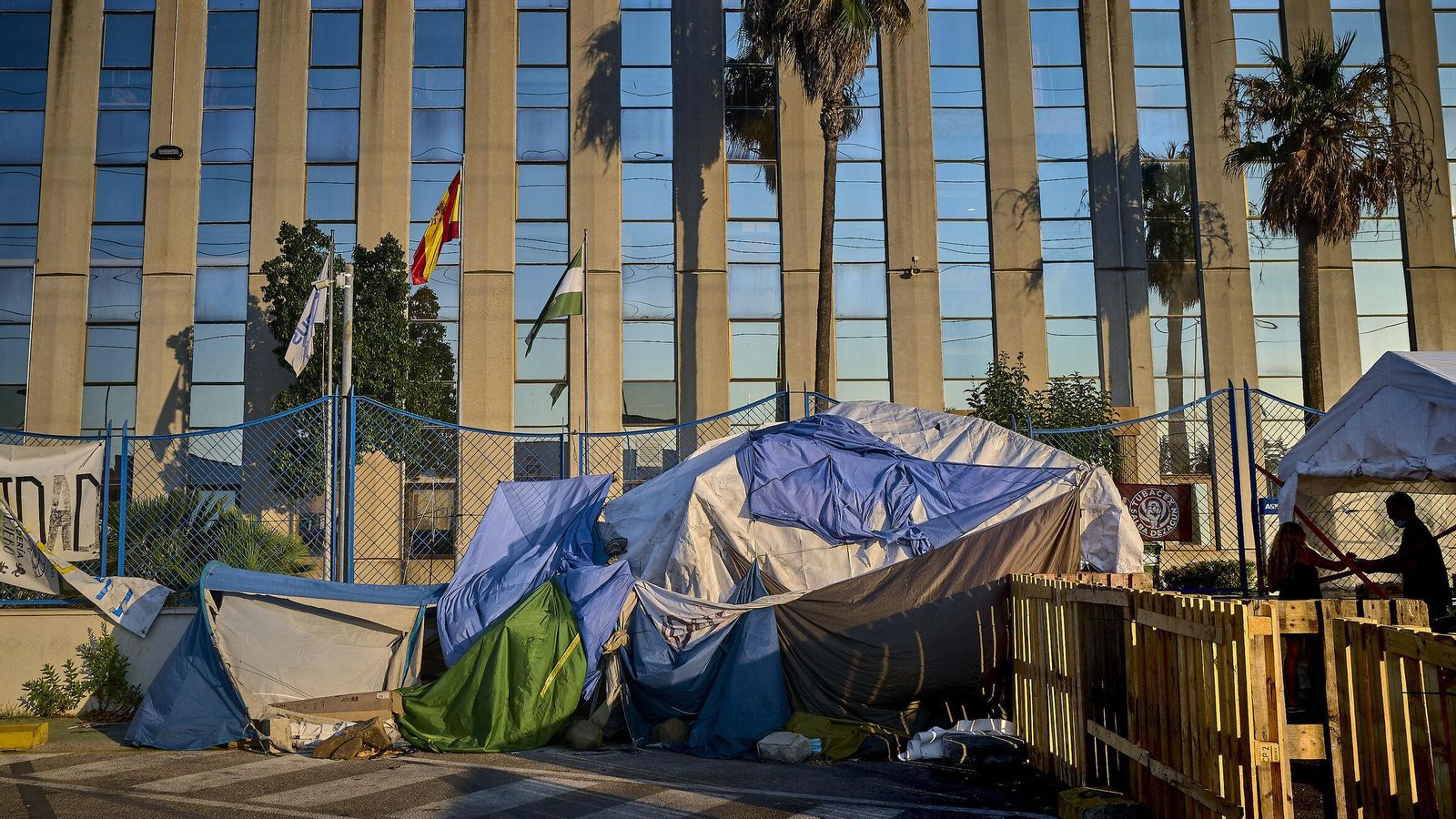 El campamento esta situado justo en la puerta principal de Airbus Puerto real