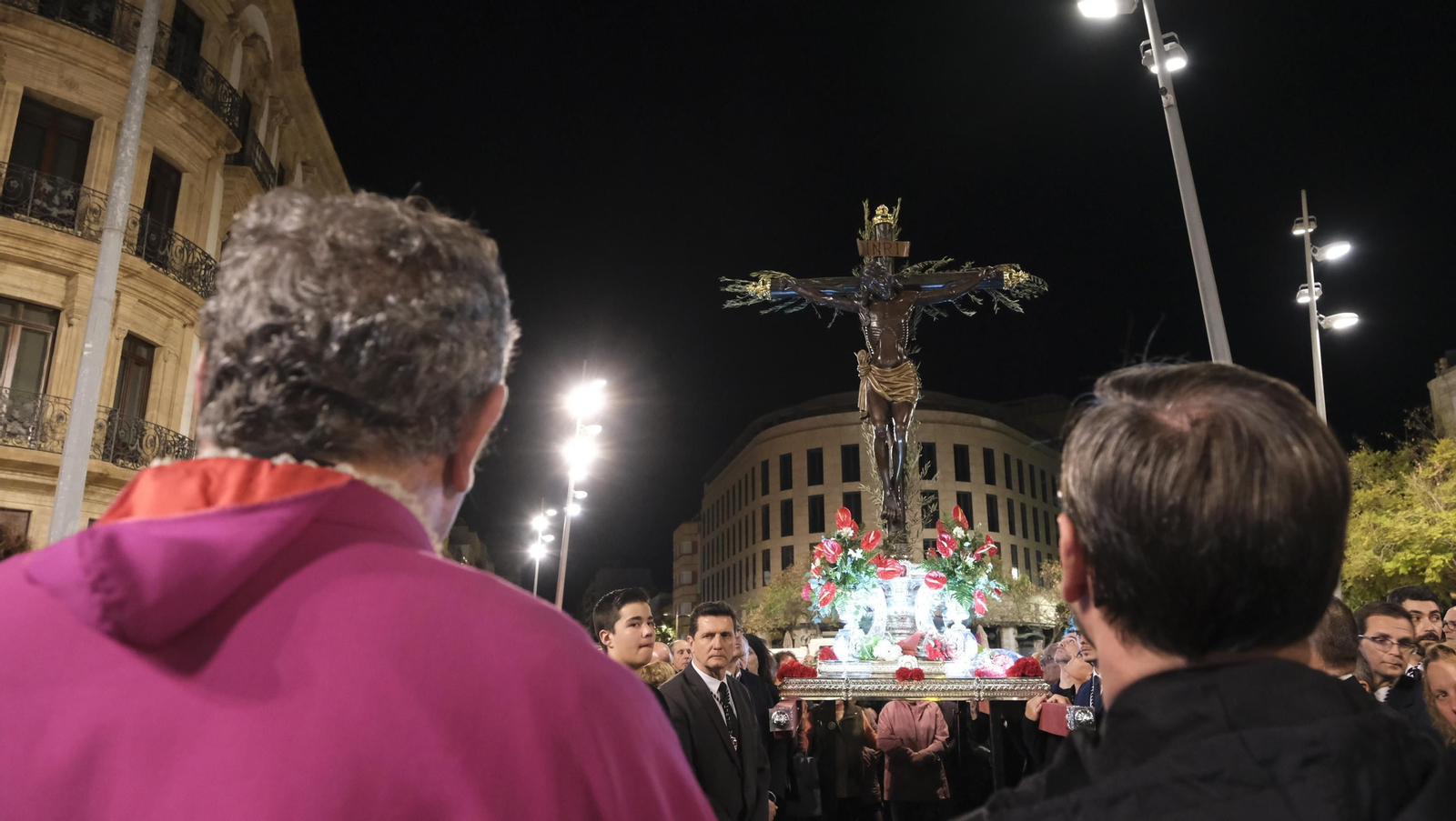 Procesión del Vía Crucis-Cristo de la Escucha en Almería, en imágenes