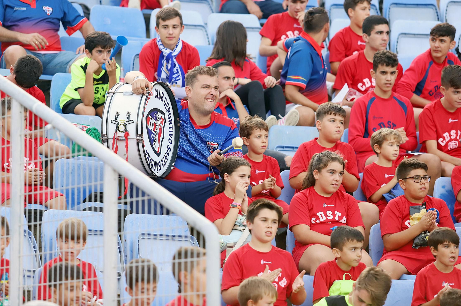 Imágenes del ambiente en el Estadio Nuevo Colombino