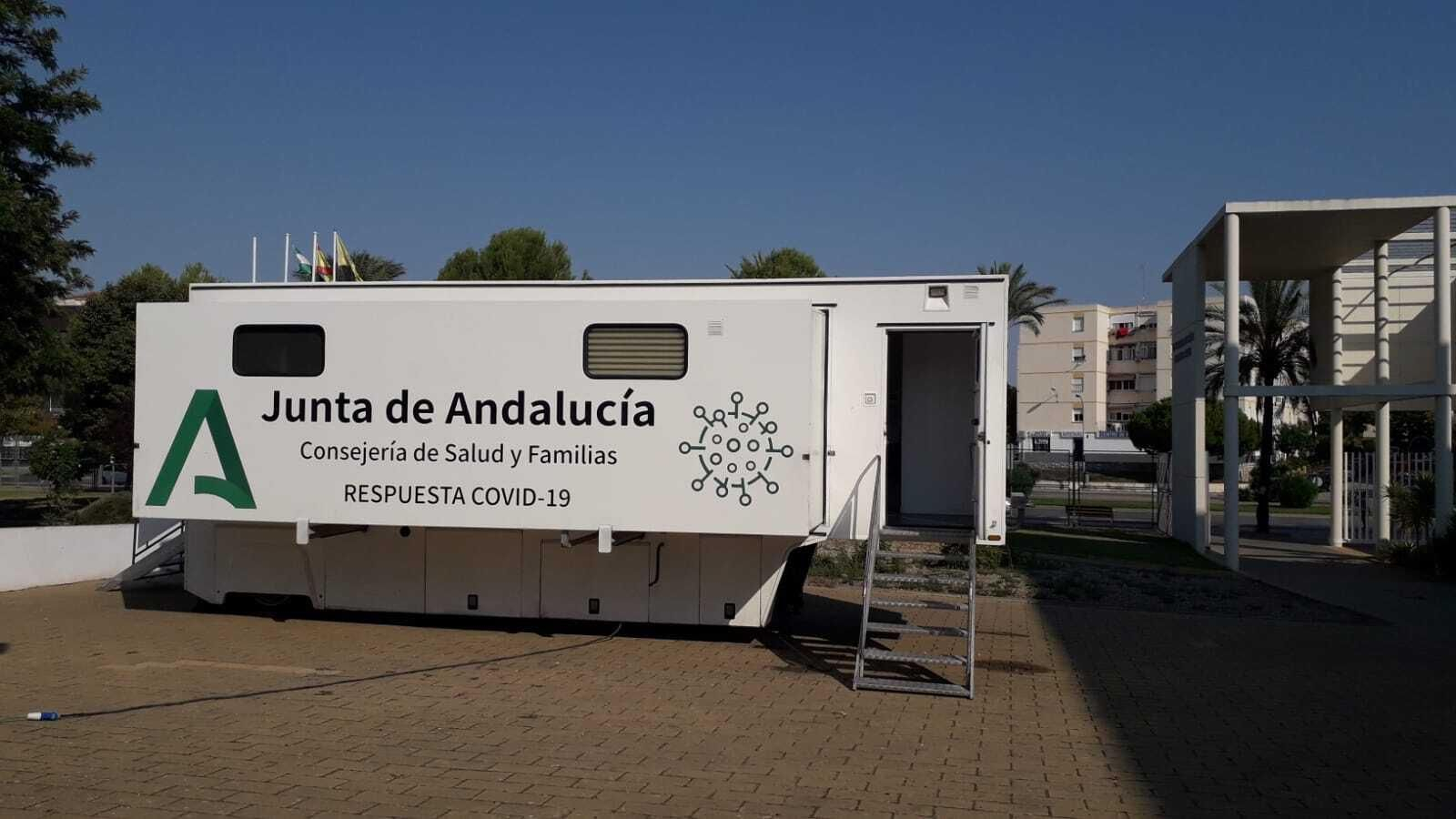 Unidad móvil para la administración de la vacuna del Covid instalada este martes en el Campus de Jerez.