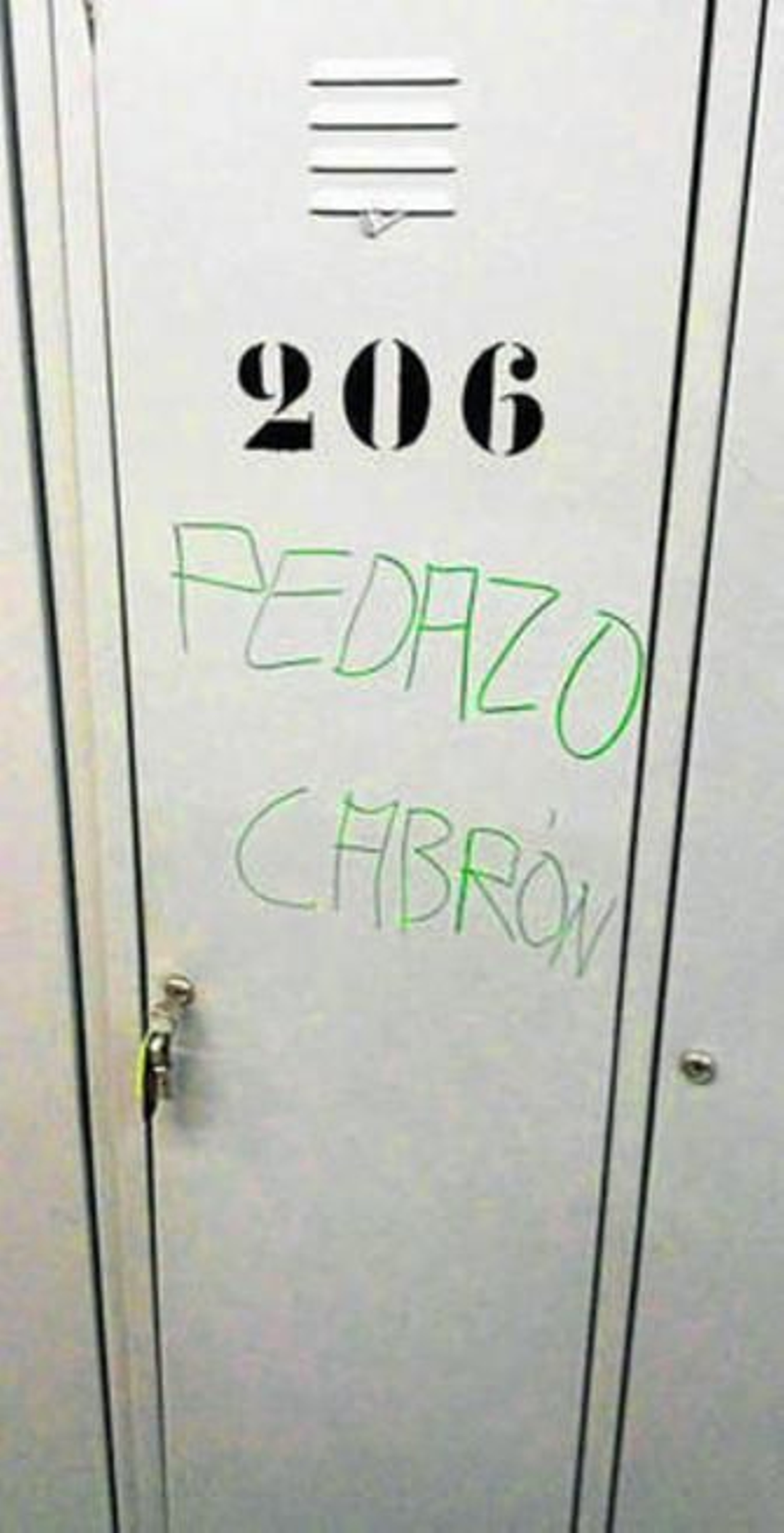 Pintadas en la taquilla de la víctima