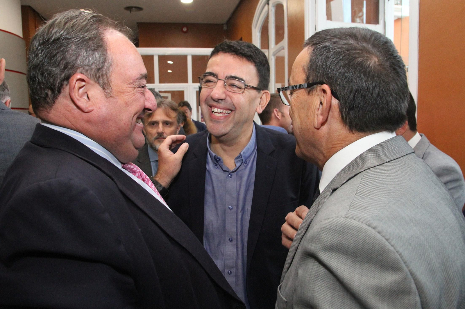 Imágenes de la conferencia y desayuno-coloquio de Gabriel Cruz, alcalde de Huelva