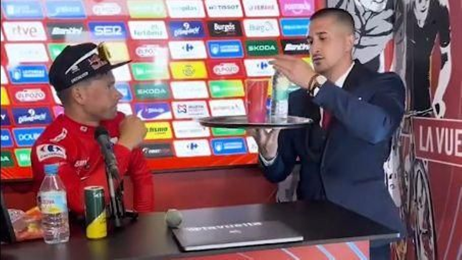 El ciclista esloveno Primoz Roglic junto a Cristian Ventura