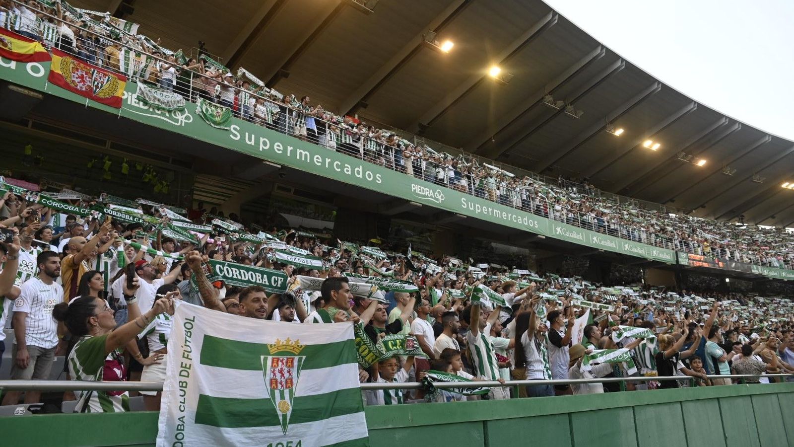 La grada de Tribuna de El Arcángel, repleta de aficionados en un partido del Córdoba CF.
