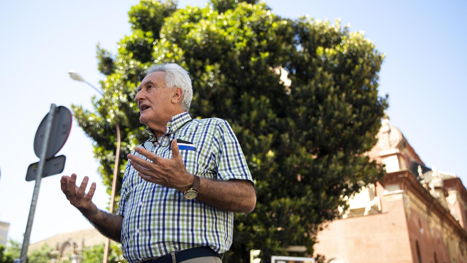 Enrique Figueroa ante el imponente ficus de San Jacinto.