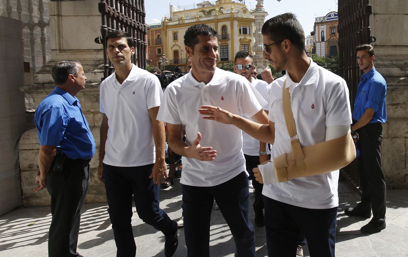 Tradicional ofrenda floral del Sevilla FC a la Virgen de los Reyes