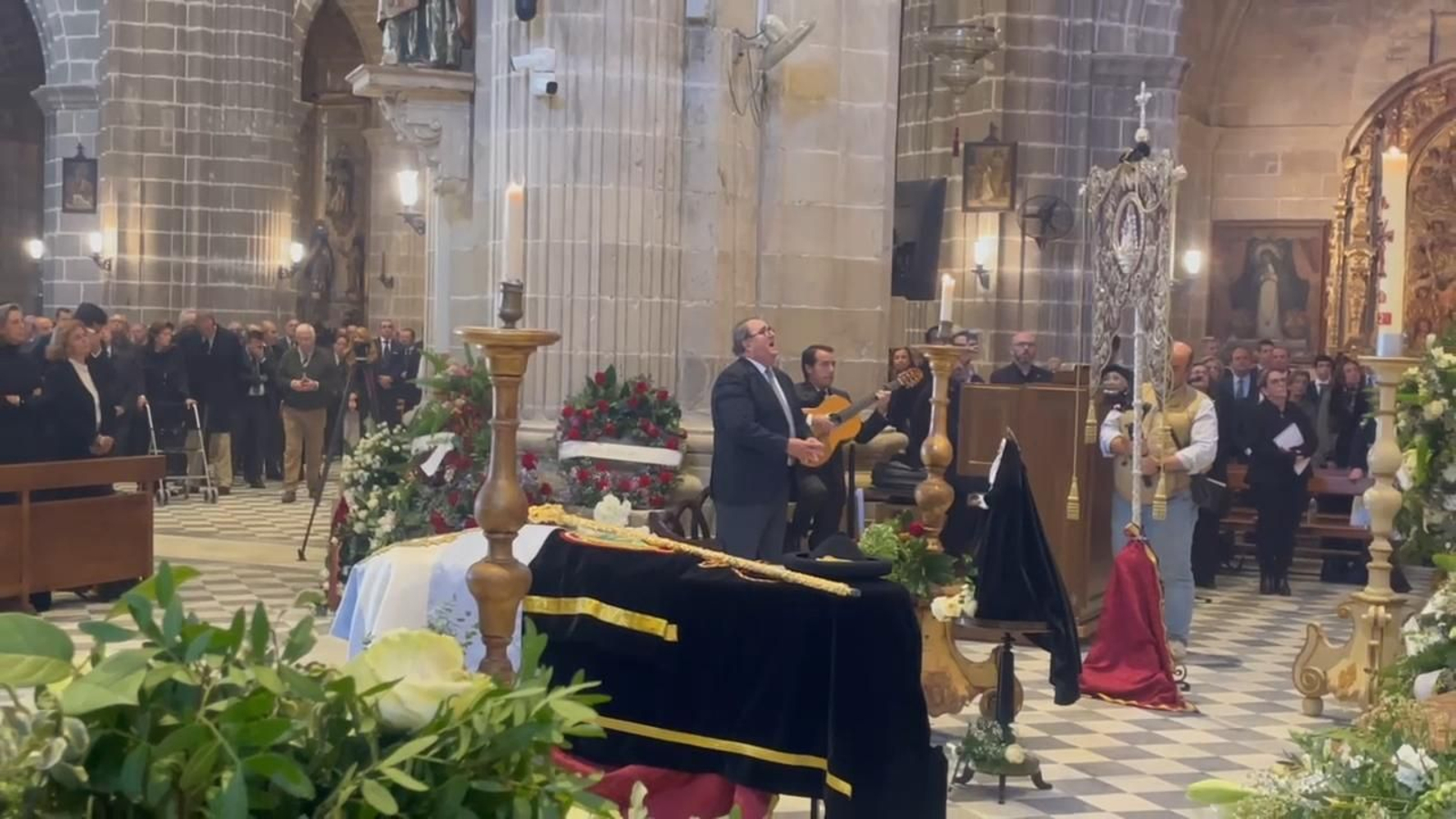 Cantan la Salve Rociera en el entierro de Álvaro Domecq Romero