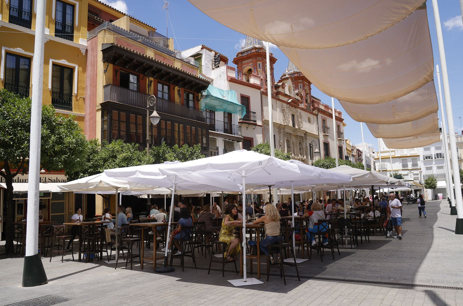 La plaza del Salvador ayer repleta de mesas y sillas a la hora del almuerzo.