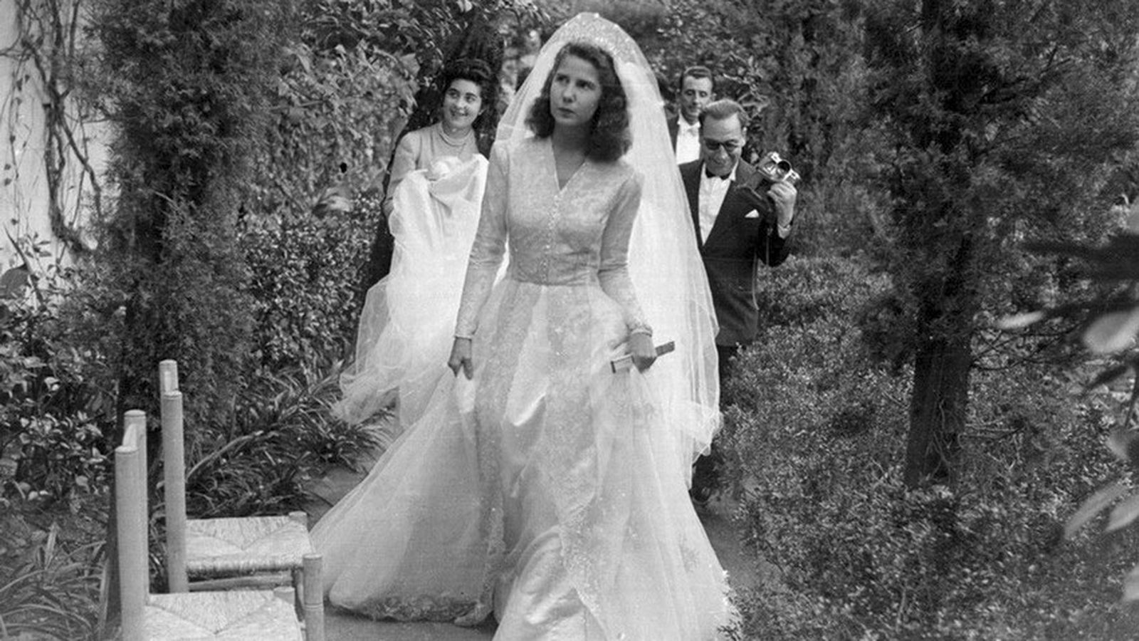 Gelán, con su cámara, detrás de la Duquesa de Alba, el día de su boda con Luis Martínez de Irujo. 12 de octubre de 1947 .