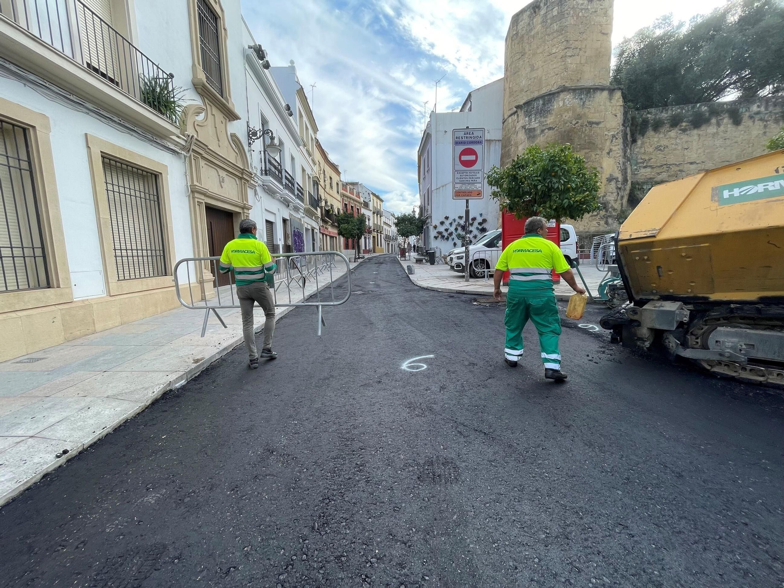 La calle Alfaros tras su primera fase de obras, en imágenes
