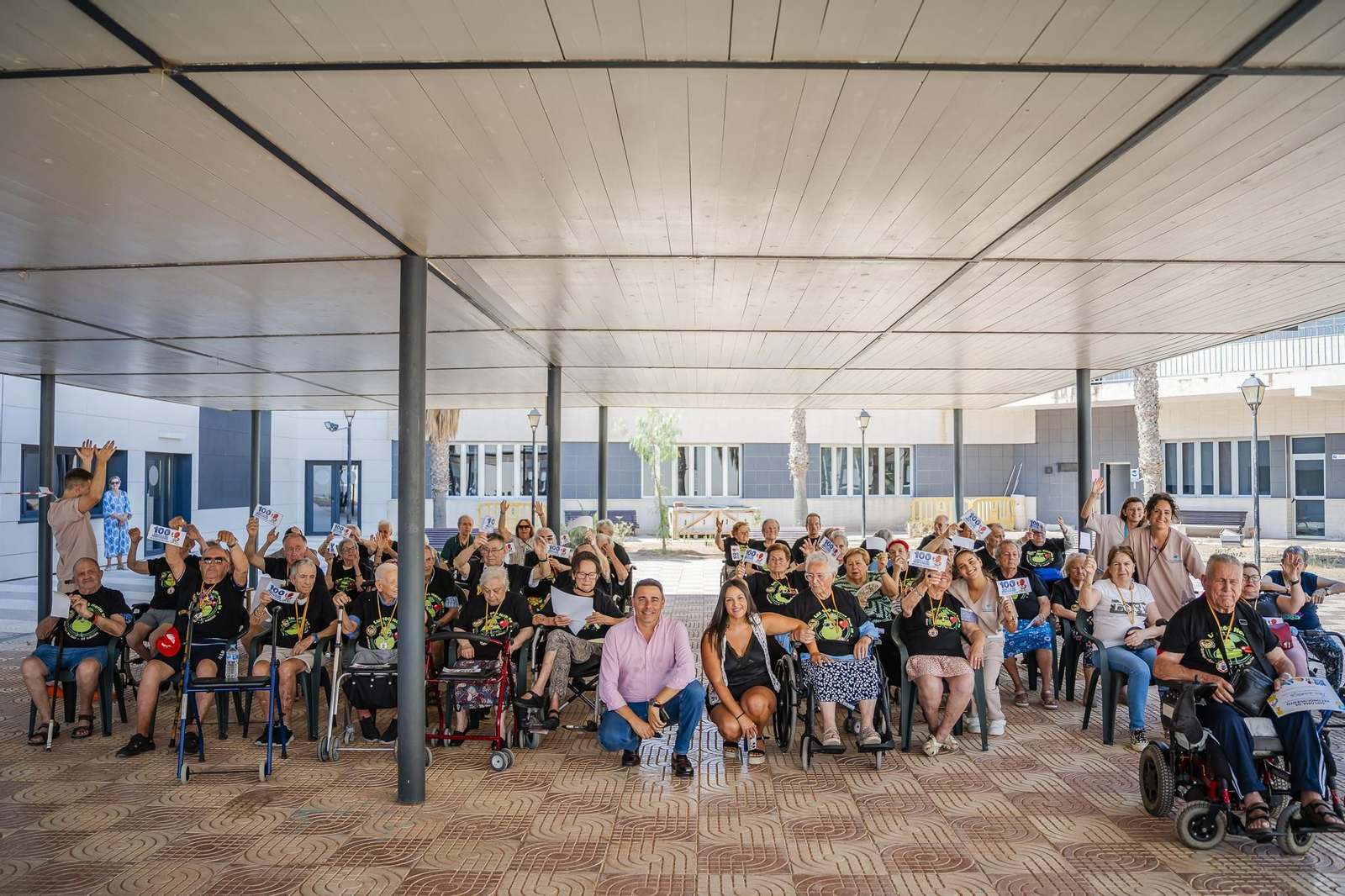 Foto de familia con los participantes de la Residencia Virgen del Rosario al término del acto de entrega de medallas.
