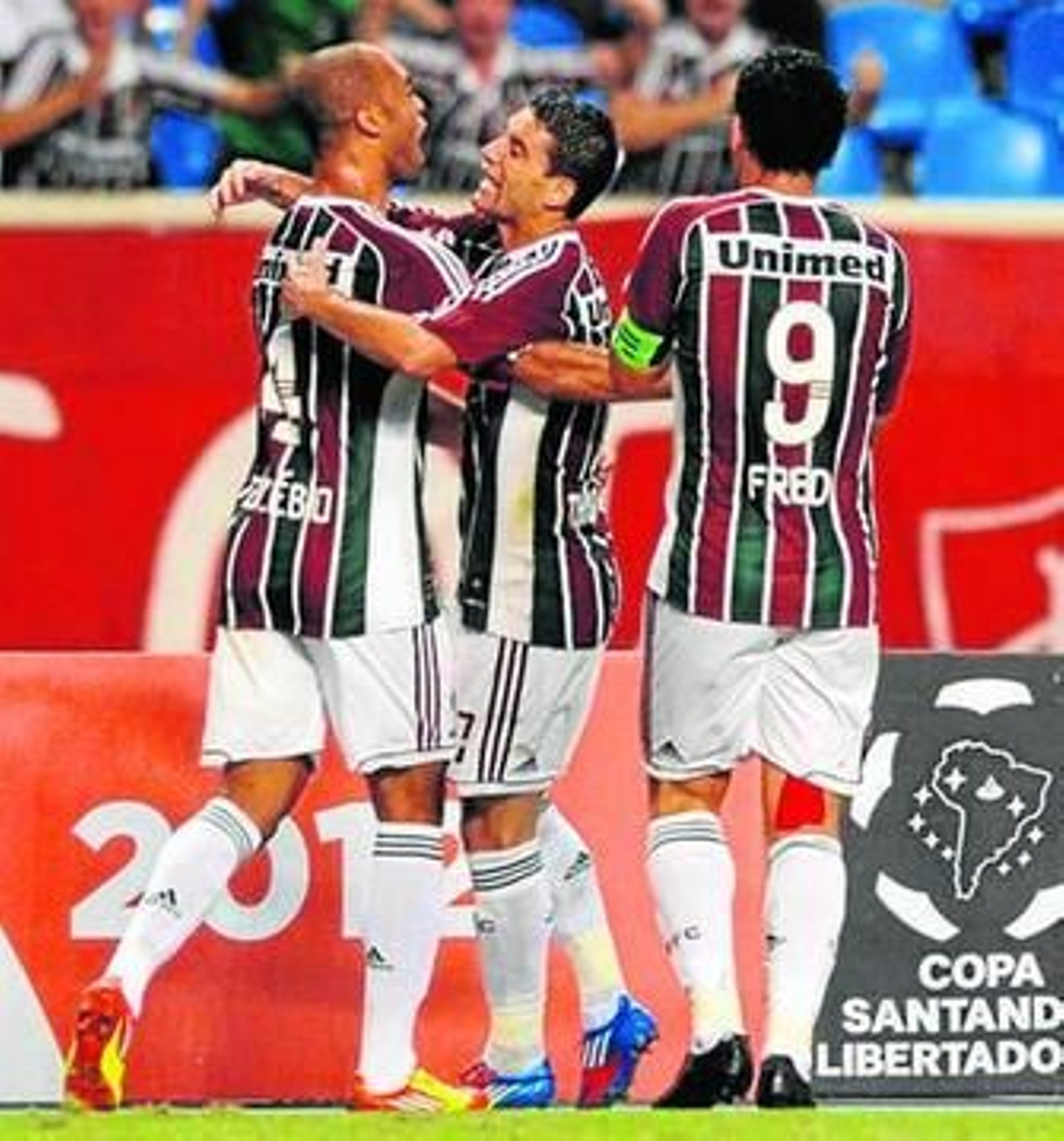 Tres jugadores del Fluminense celebran un gol.