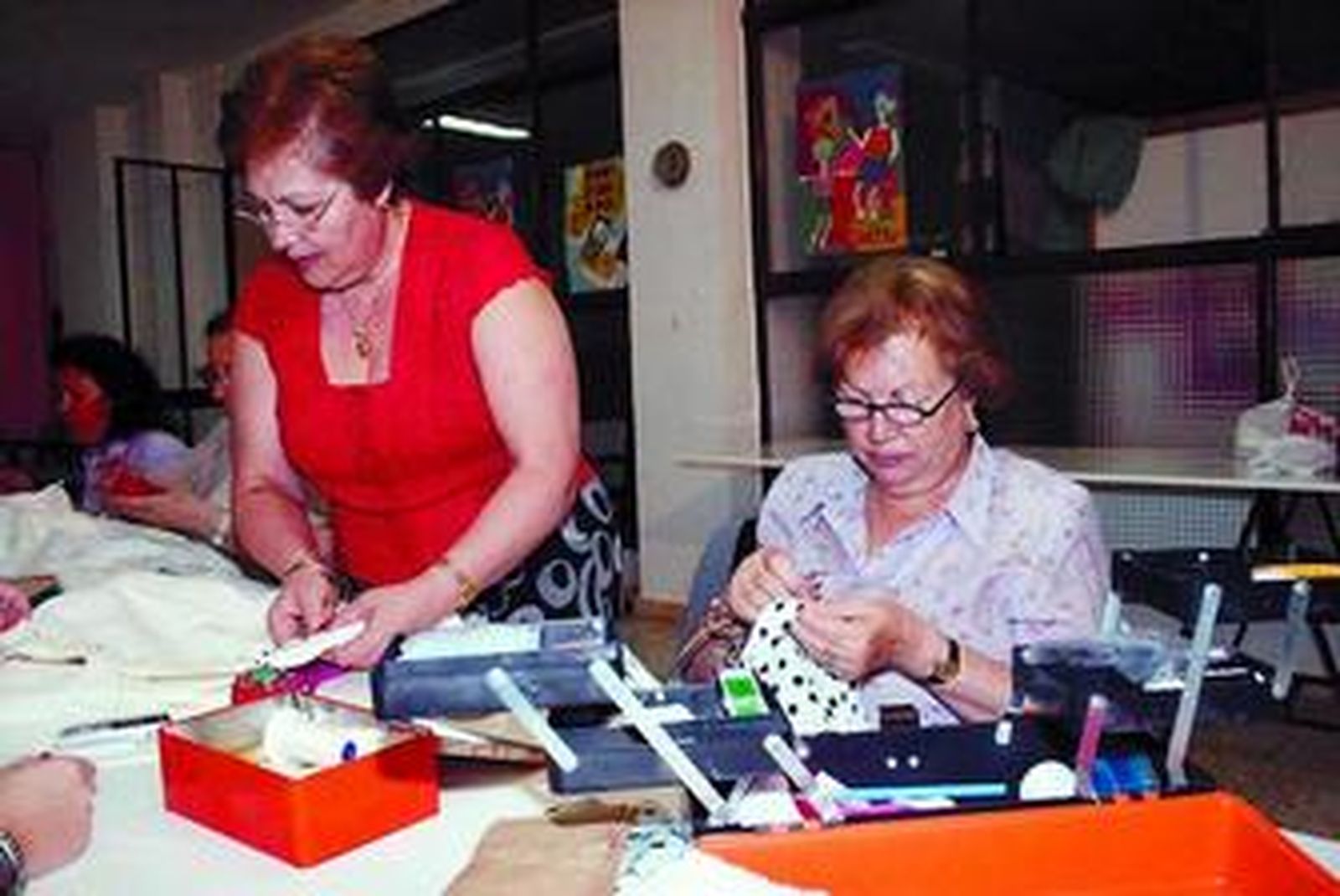 El grupo de alumnas de Cartaya que forma parte del taller de costura local suele reunirse varios días a la semana para coser y disfutar de "buenos ratos" juntas.