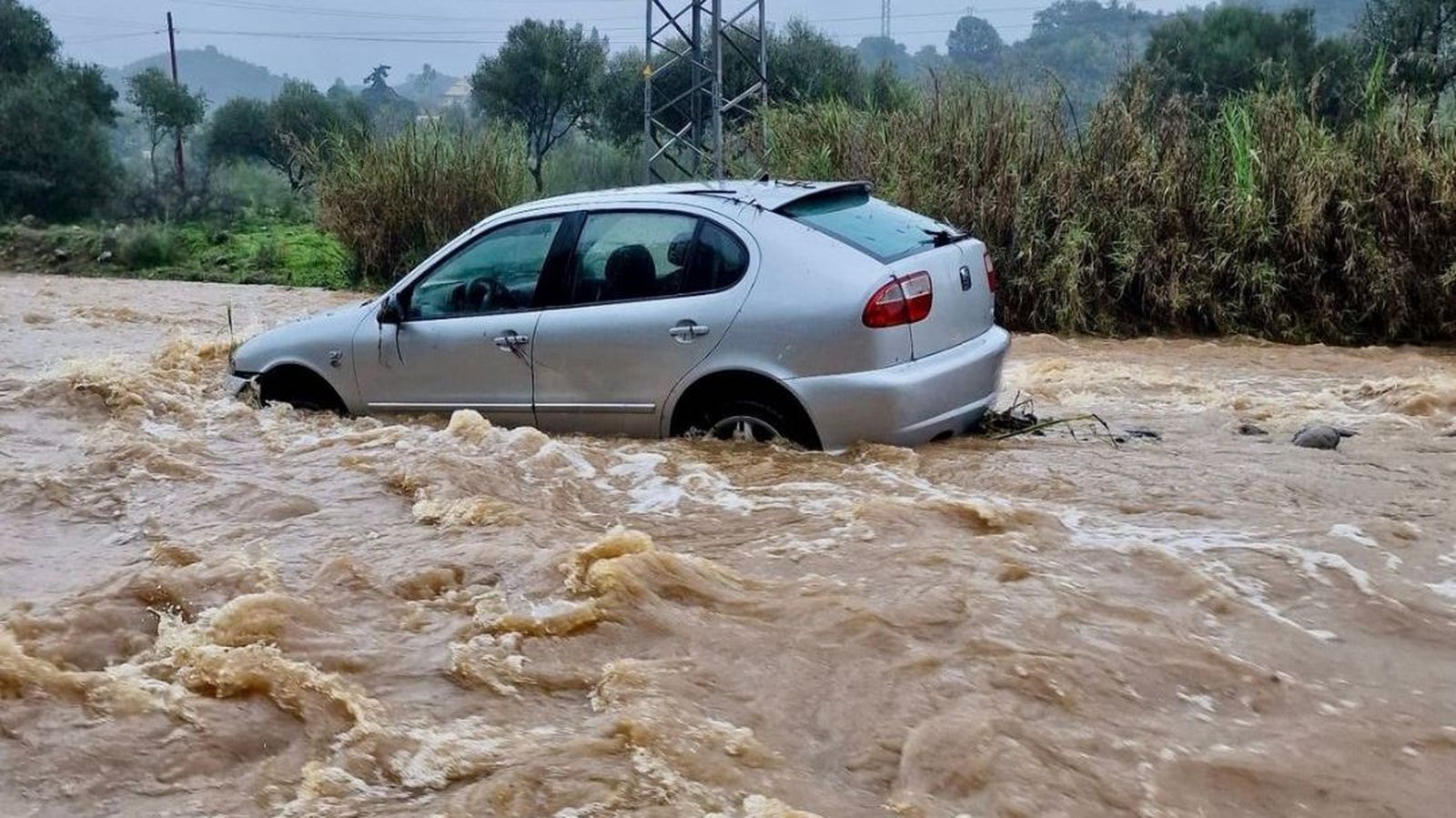 Un coche queda atrapado en un río de Estepona