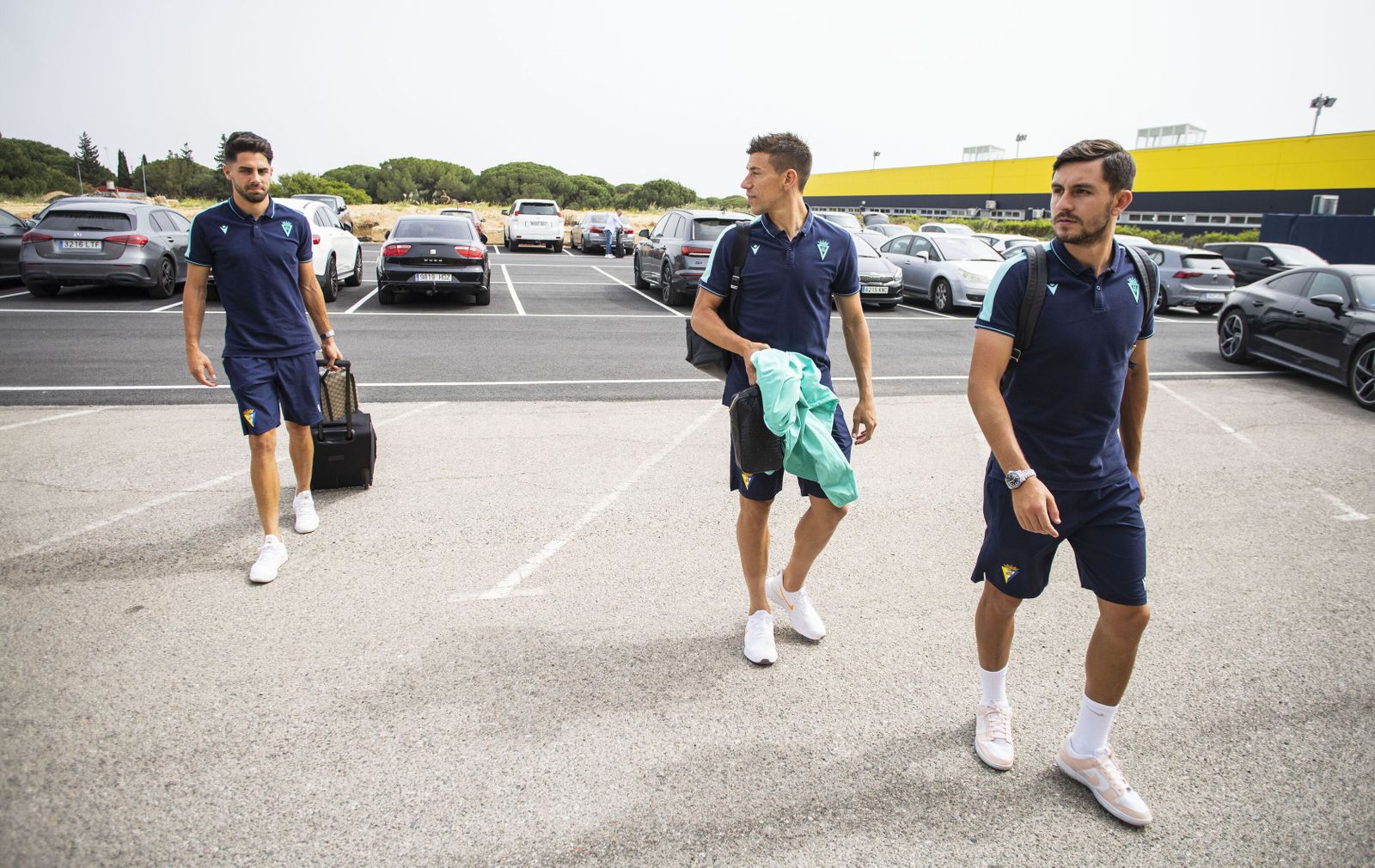 Rubén Sobrino, Rubén Alcaraz y Víctor Chust se dirigen al autobús que ayer trasladó al equipo desde El Rosal al Aeropuerto de Jerez.