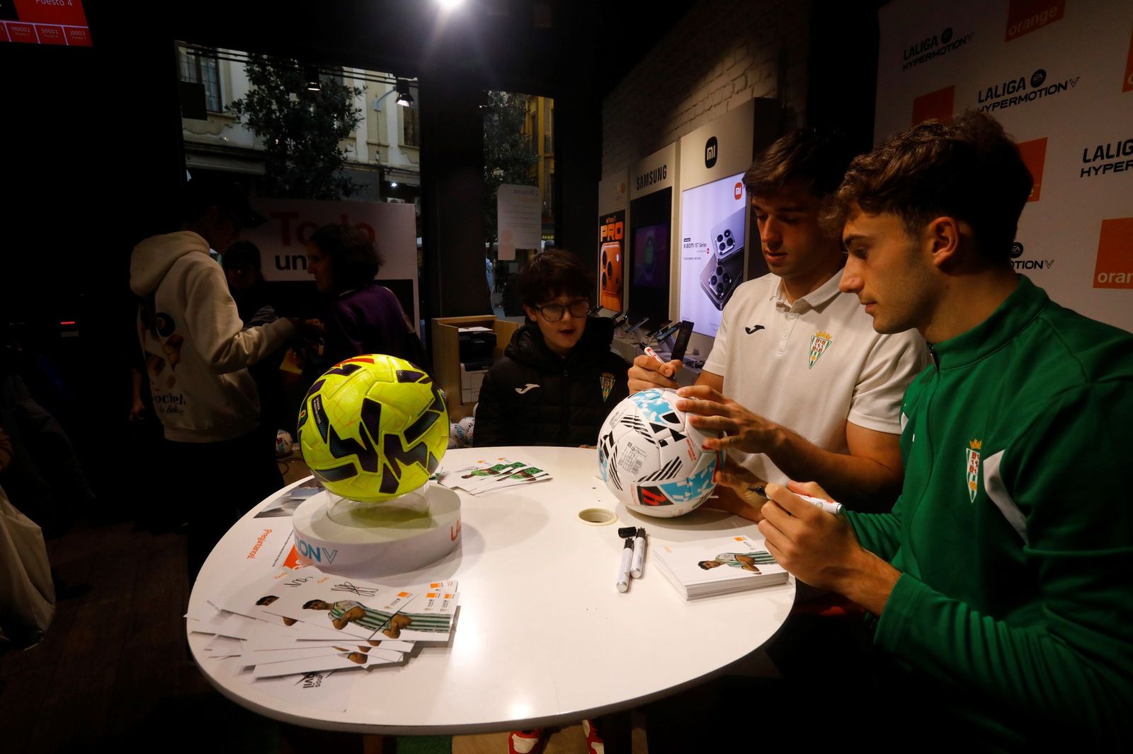 Las mejores fotos de la exitosa firma de autógrafos del Córdoba CF en el centro de la ciudad