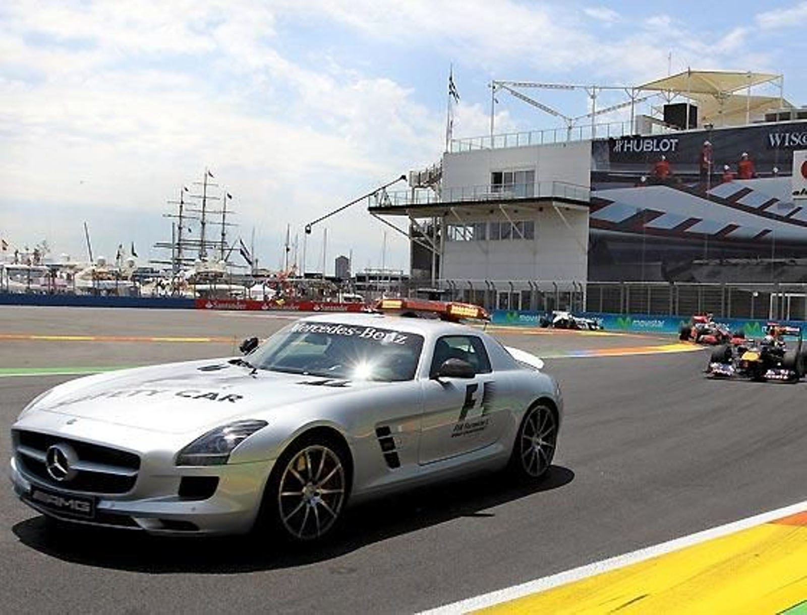 La salida del coche de seguridad en Valencia tras el accidente de Webber trastocó la carrera y perjudicó especialmente a Fernando Alonso.

Foto: Afp Photo / Reuters / Efe