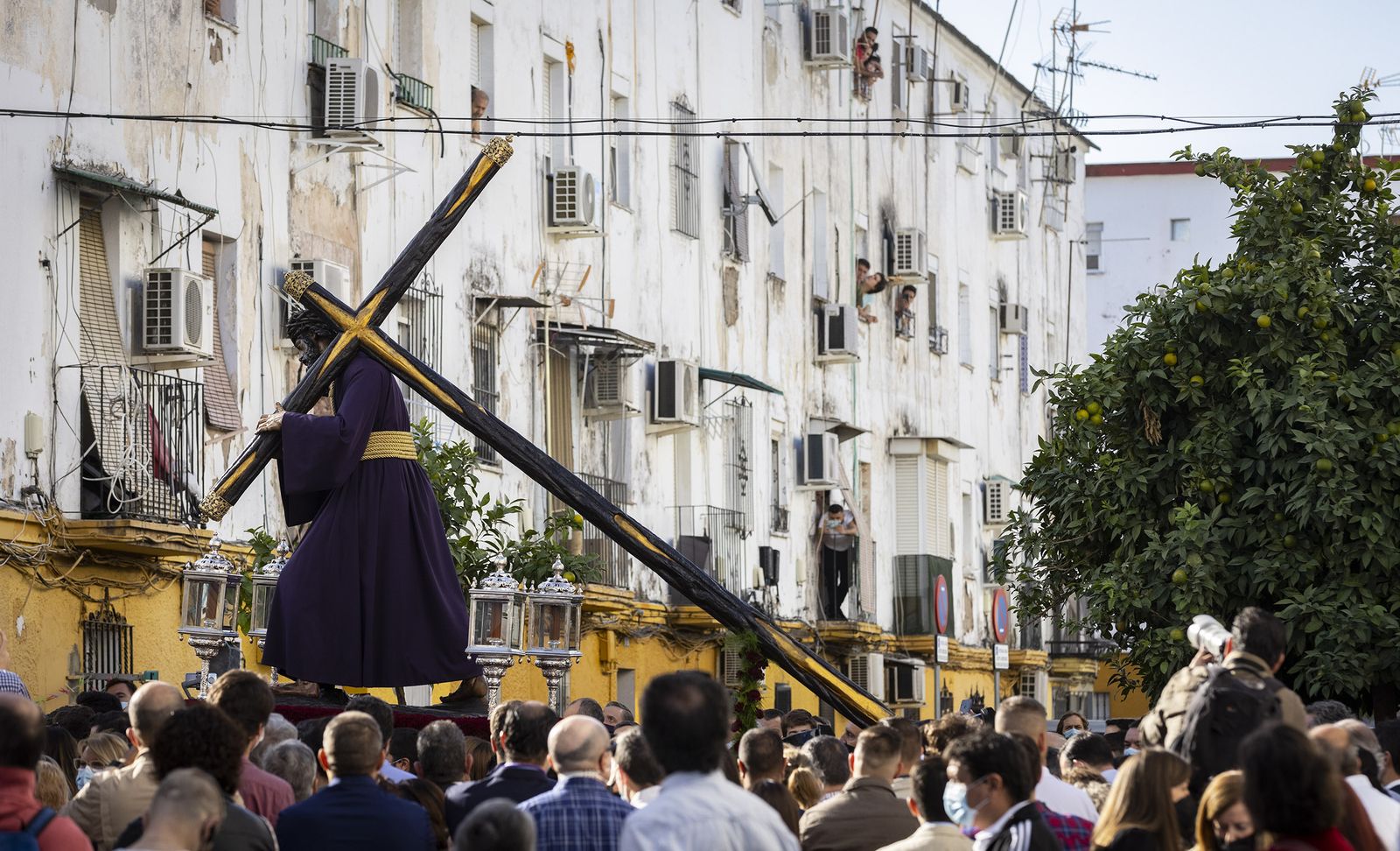 El Señor del Gran Poder por el barrio de Los Pajaritos, en imágenes.