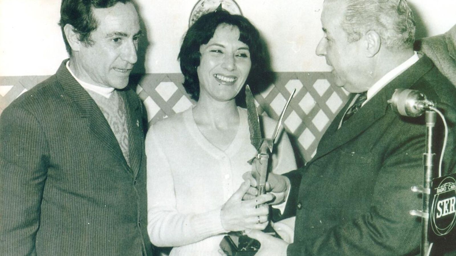 Carmen Coya con el premio Ondas junto a Antonio Ceballos y Aurelio de la Viesca.