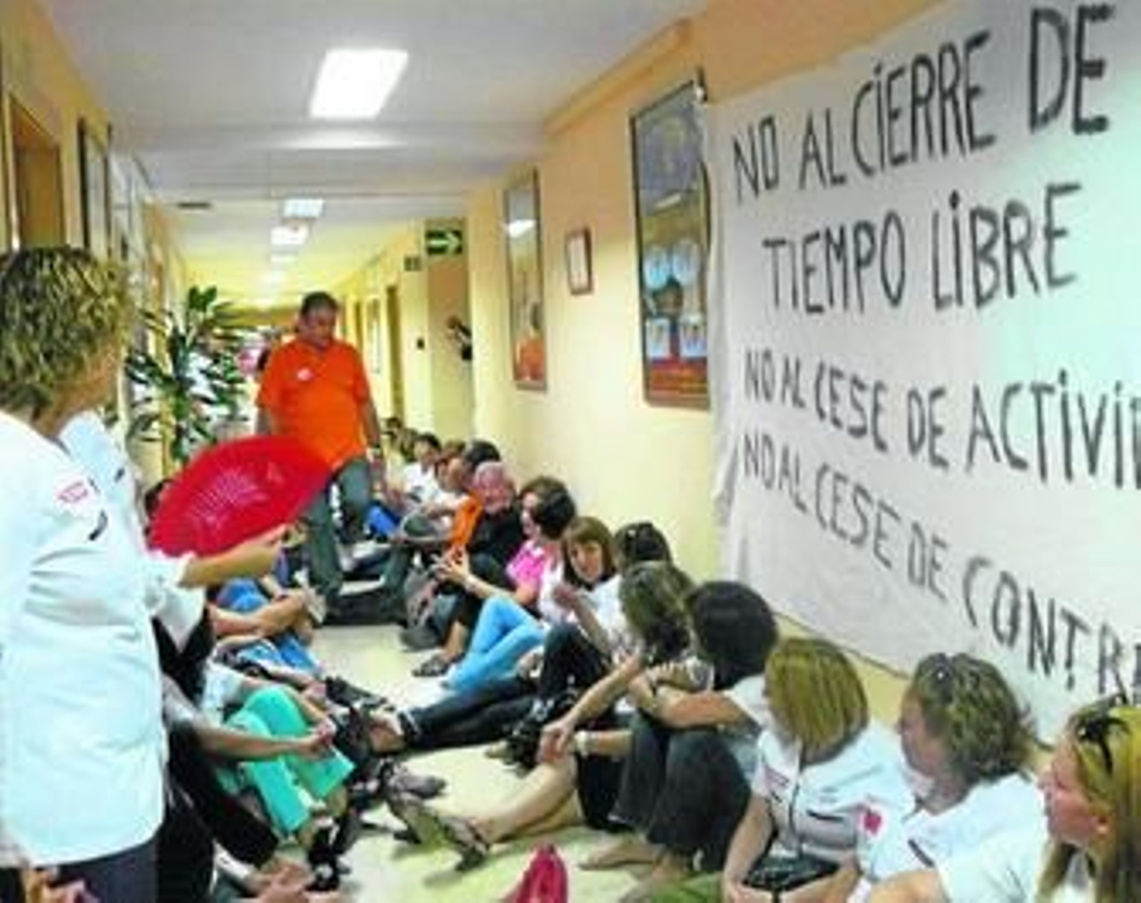 Los empleados del centro protestan por el cierre anticipado de la residencia.