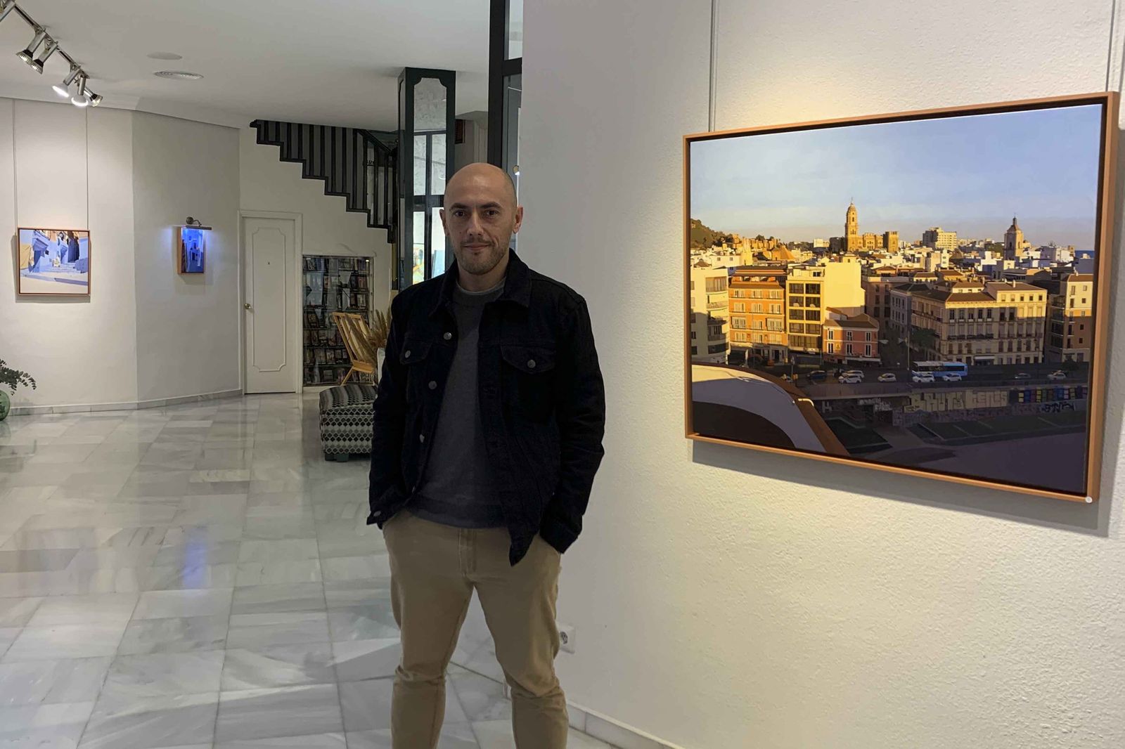 Isaac Cruces con uno de sus cuadros en la Galería Benedito