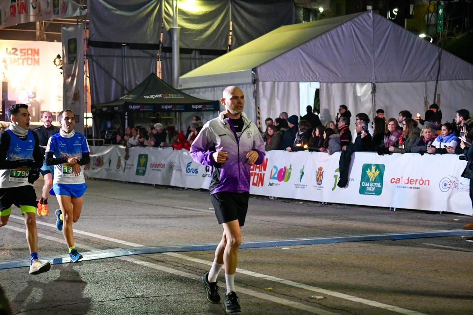 En imágenes: búscate en tu llegada a meta de la Carrera de San Antón 2025 (4)