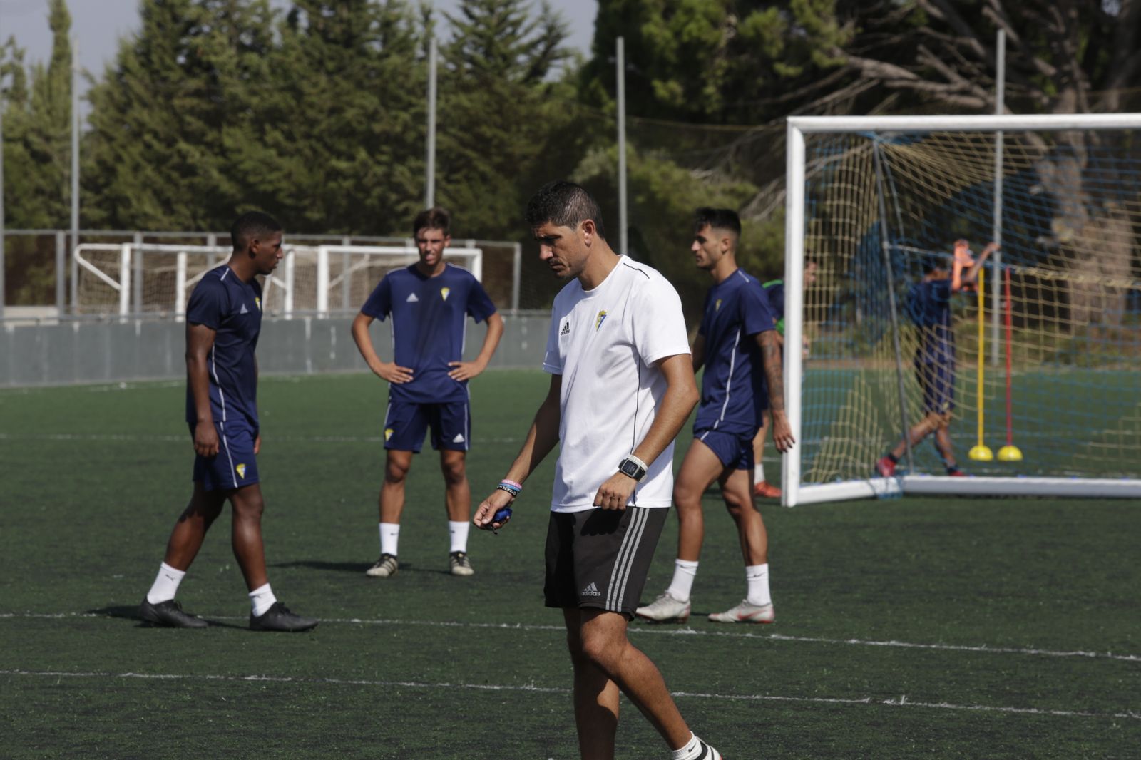Juanma Pavón pasa por delante de varios jugadores, entre ellos el recuperado Seth Vega (i)