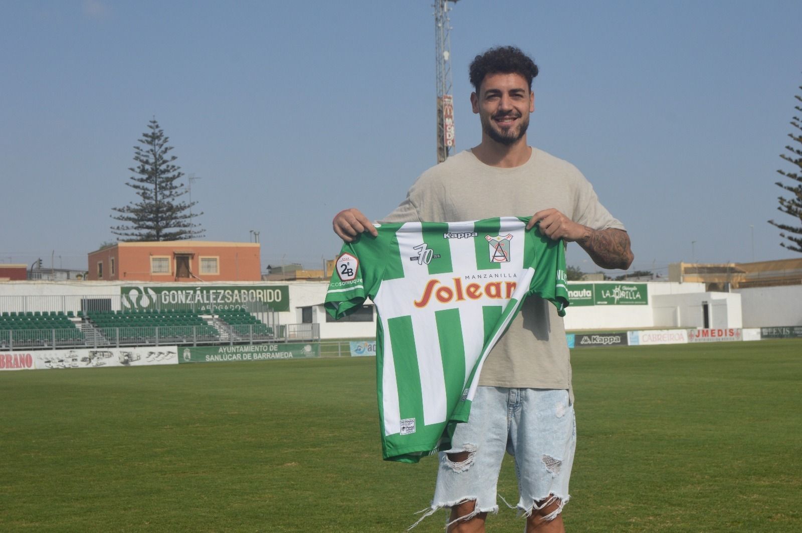 Juanfra posa con la camiseta del Sanluqueño en El Palmar.