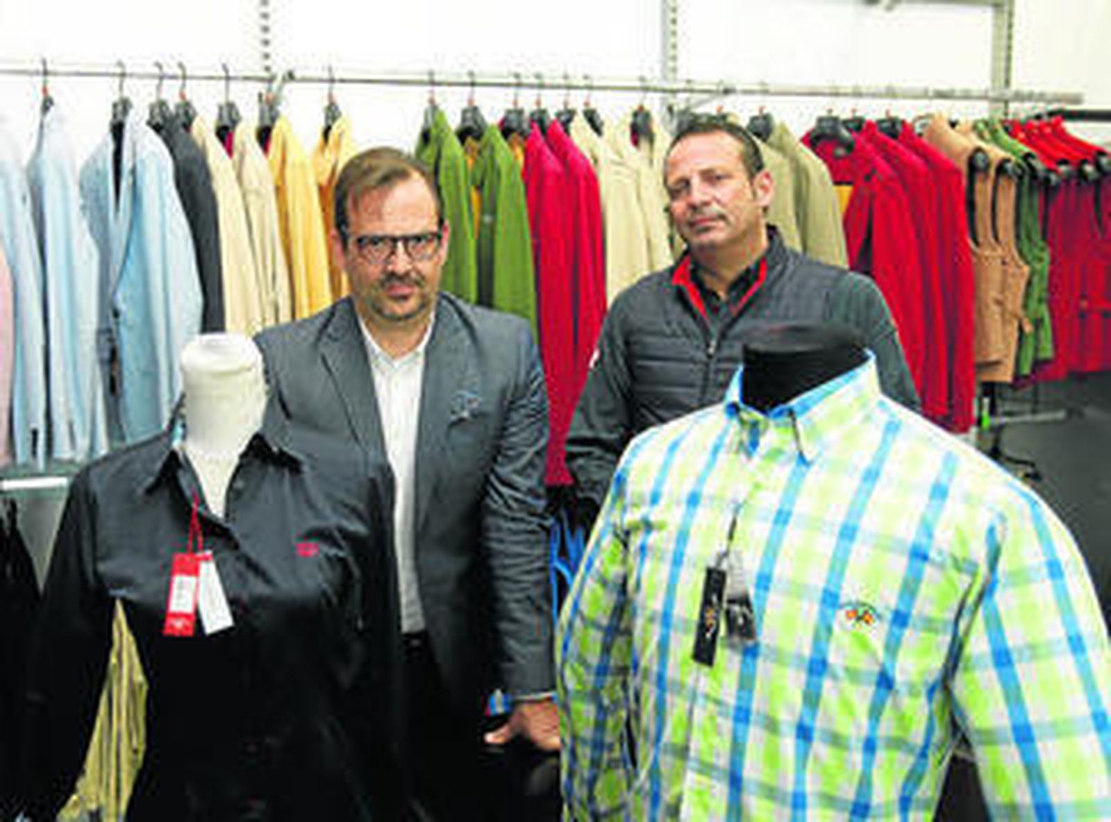 Nicolás y Javier Lamparero, en la sede de la central sevillana en el Polígono La Isla.