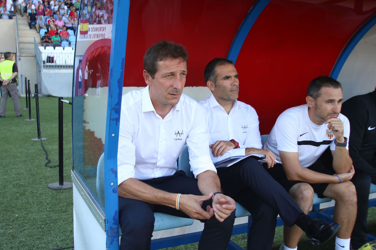 Ramis junto a sus ayudantes en el banquillo rojiblanco.