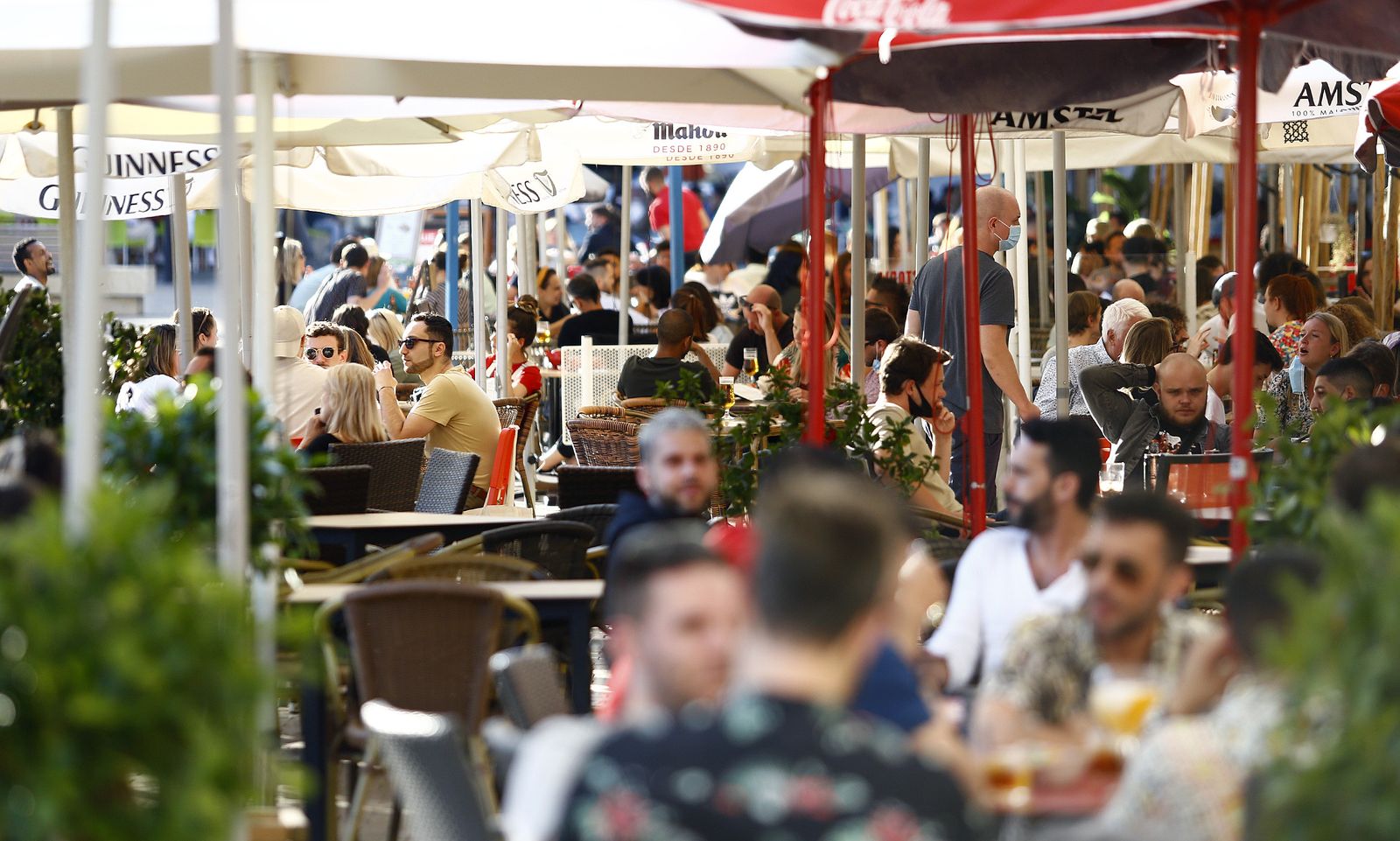 Que sí, que las terrazas así de nutridas son una alegría. Pero a ver cuál es el precio.