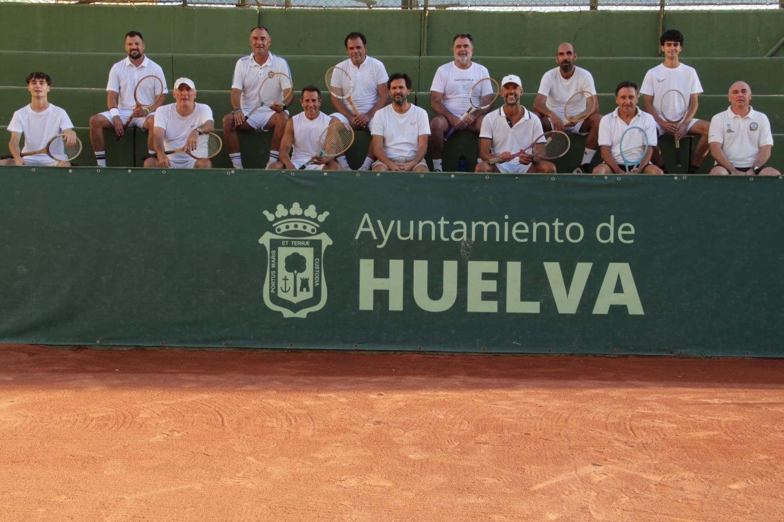 Participantes del torneo de raquetas de madera.