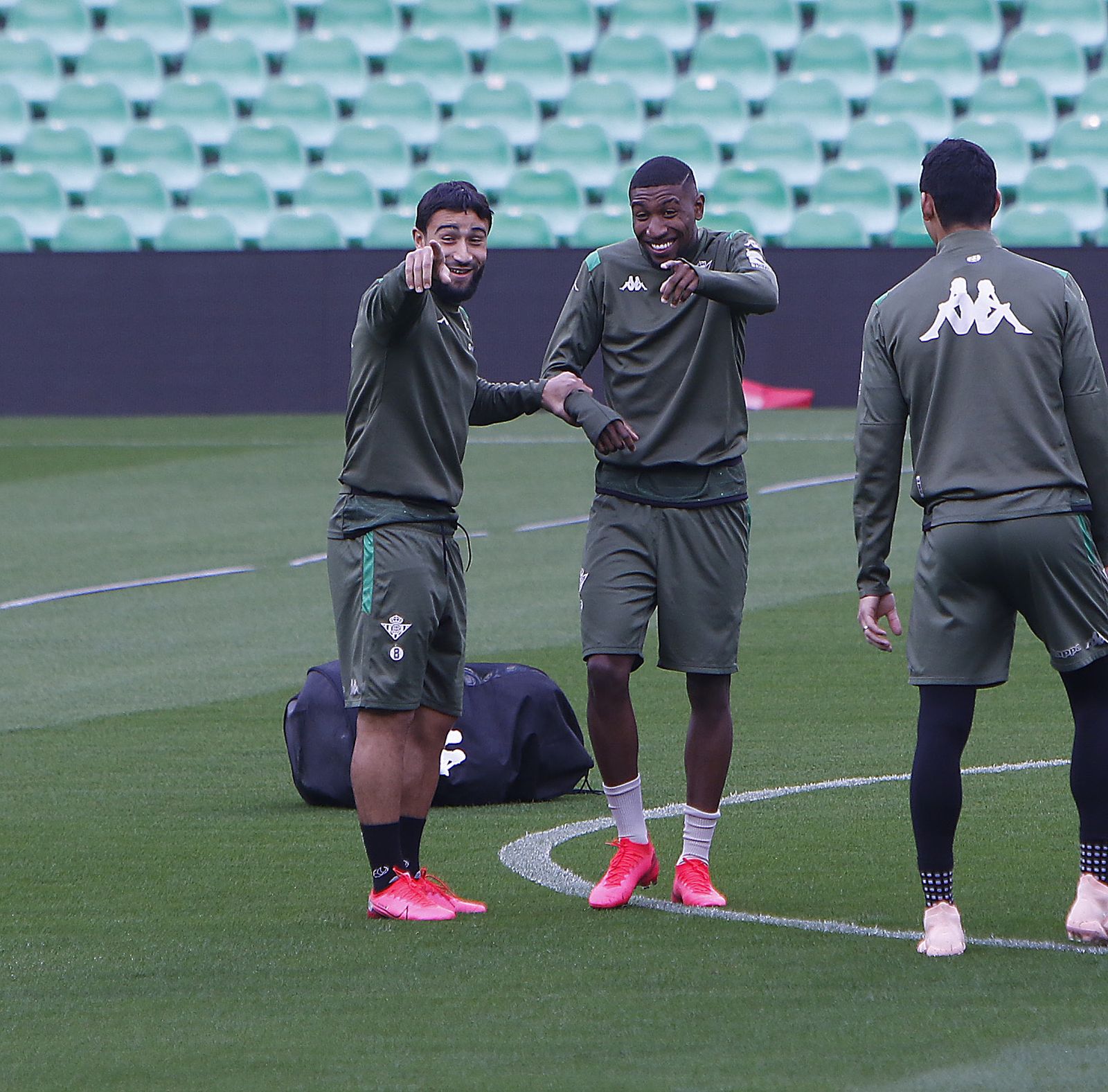 Emerson bromea con Fekir en un entrenamiento.